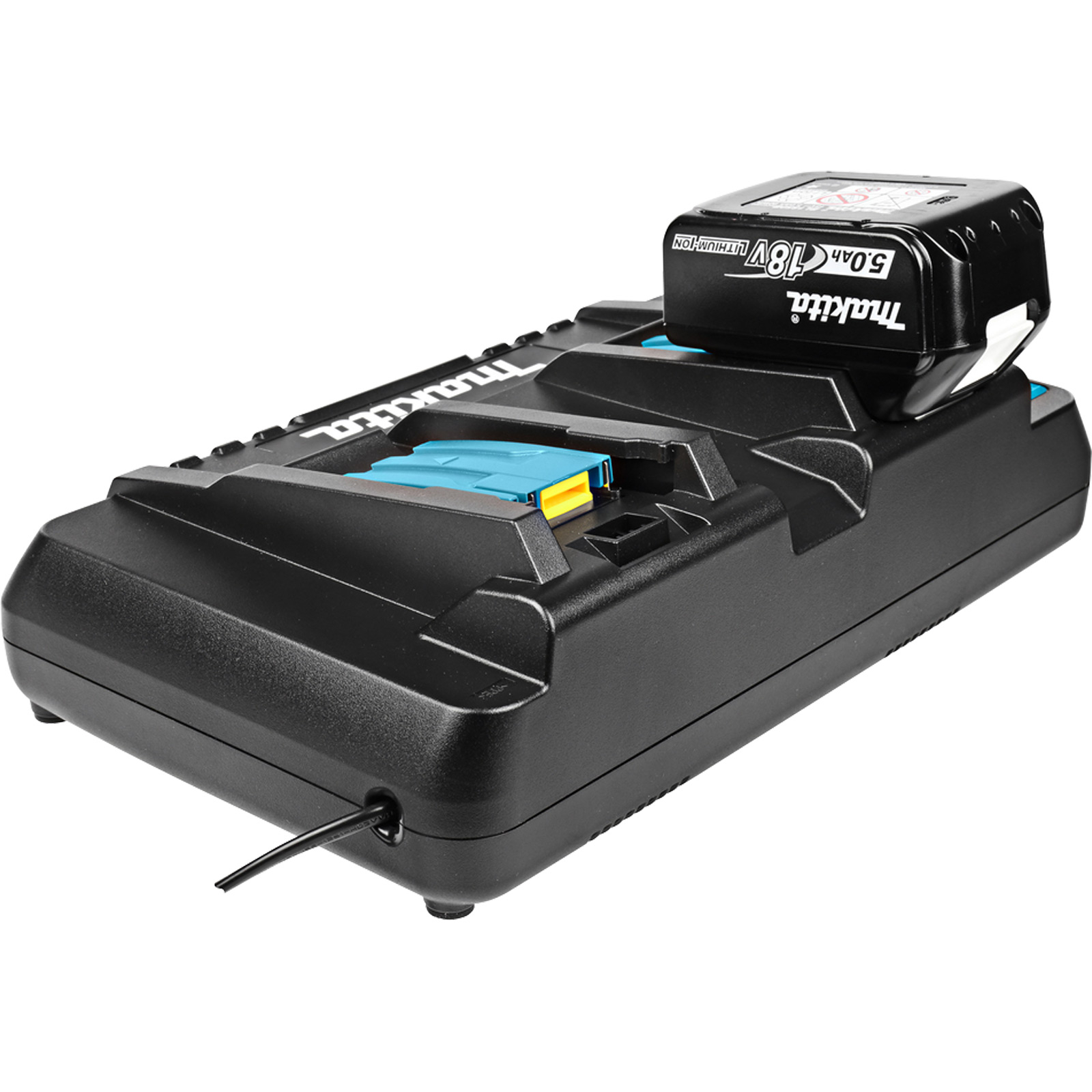 Ein schwarzes Makita-Batterieladegerät mit einem Akku oben drauf. Es hat blaue und gelbe Akzente. Ein Netzkabel ist angeschlossen.