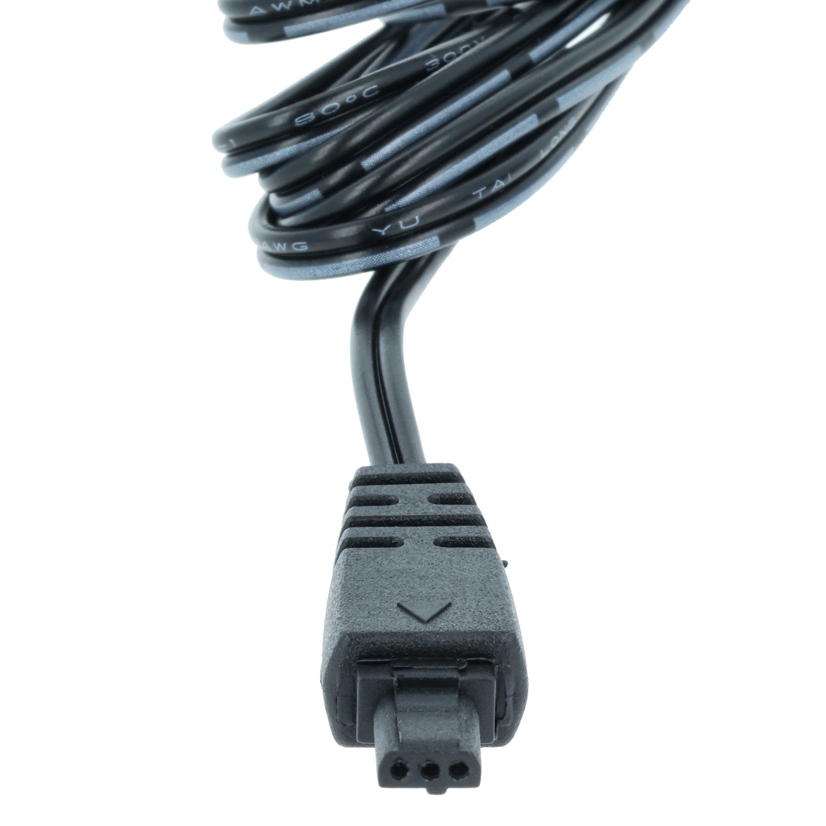 Ein schwarzes Netzkabel mit einem dreipoligen Stecker. Das Kabel ist aufgerollt und hat weißen Text. Der Hintergrund ist weiß.