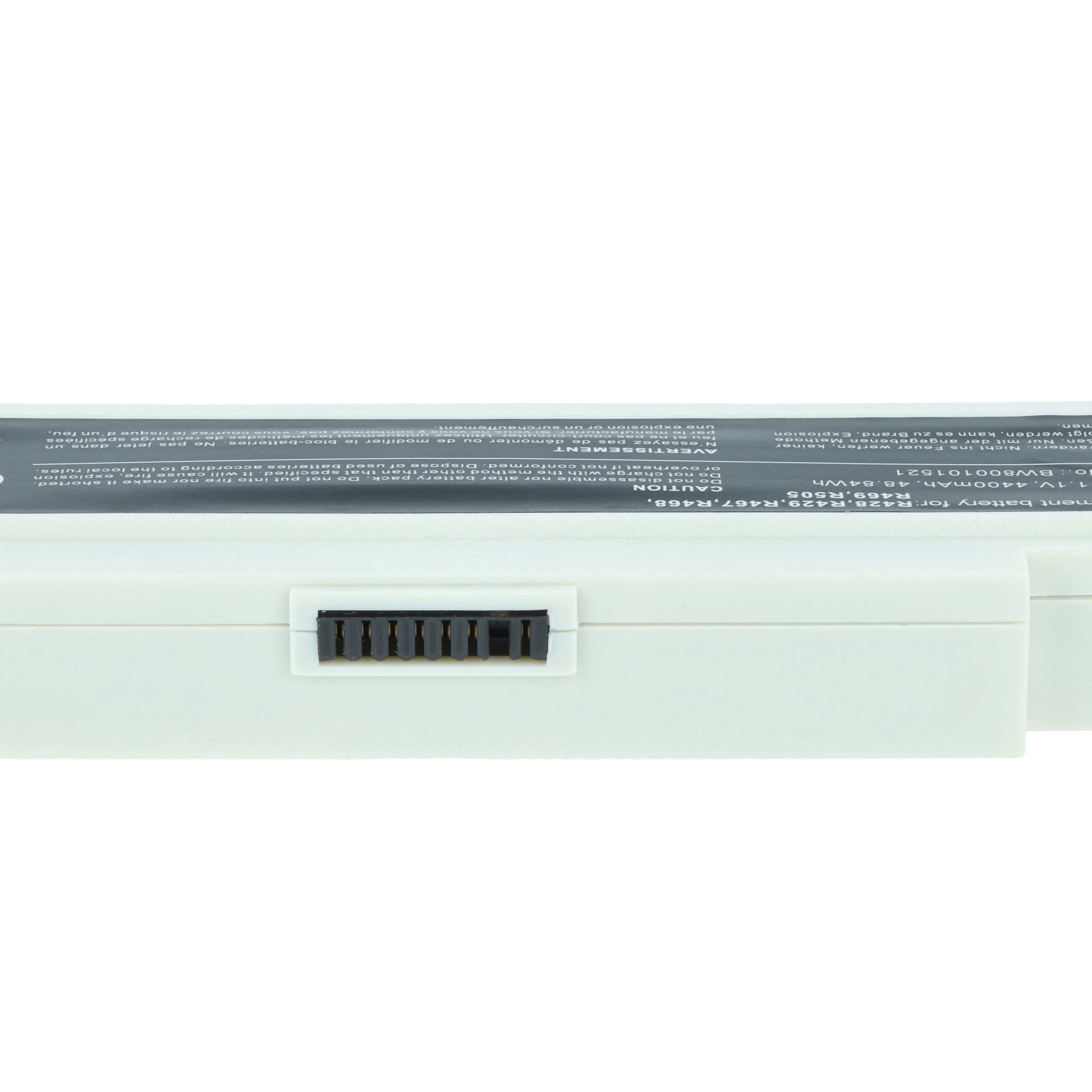 Ein weißes Laptop-Akkupack mit schwarzem Stecker wird gezeigt. Text ist sichtbar, der vor Missbrauch warnt.