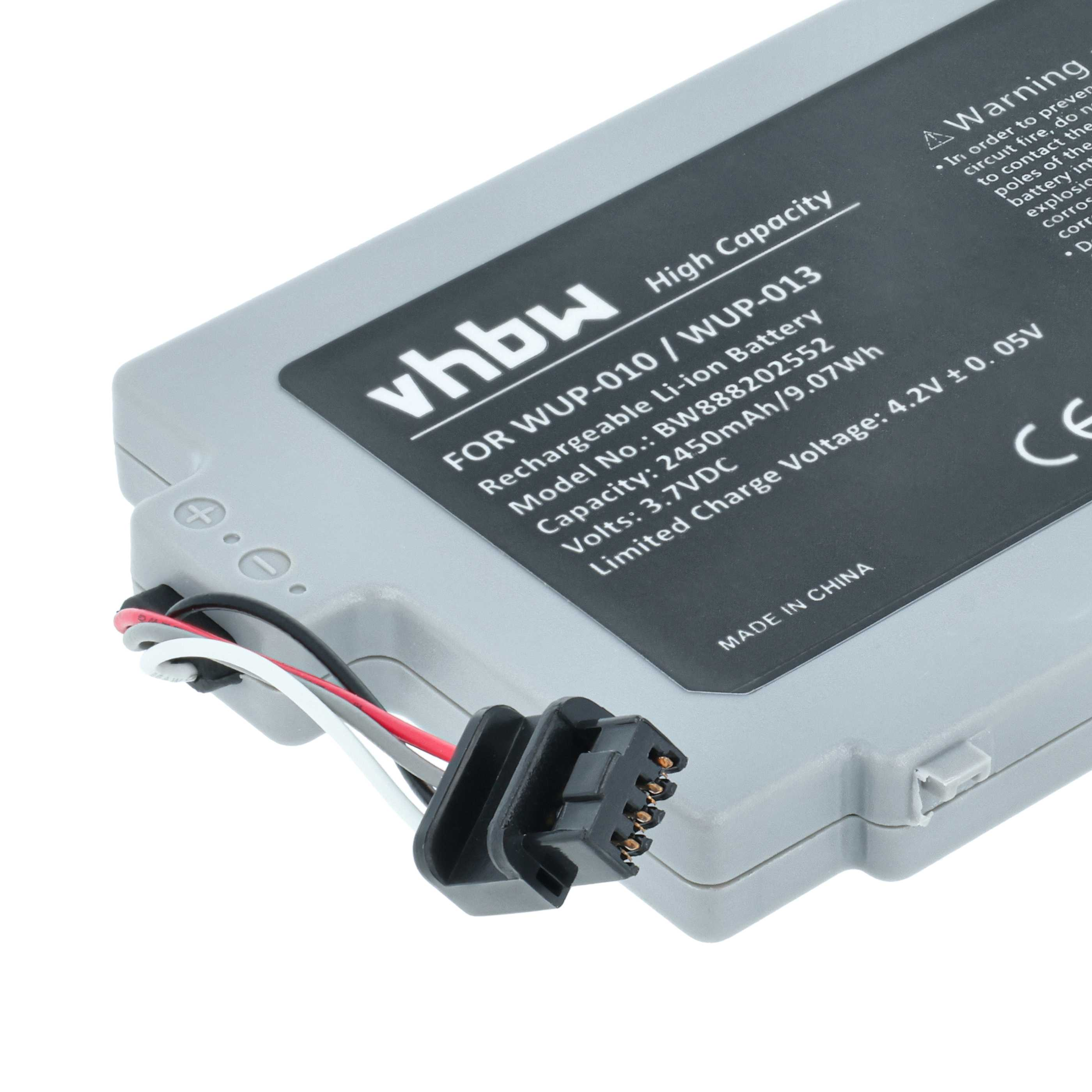 Nahaufnahme einer grauen Batterie mit schwarzem Text. Sie hat einen schwarzen Stecker mit angeschlossenen Drähten. Der Hintergrund ist weiß.