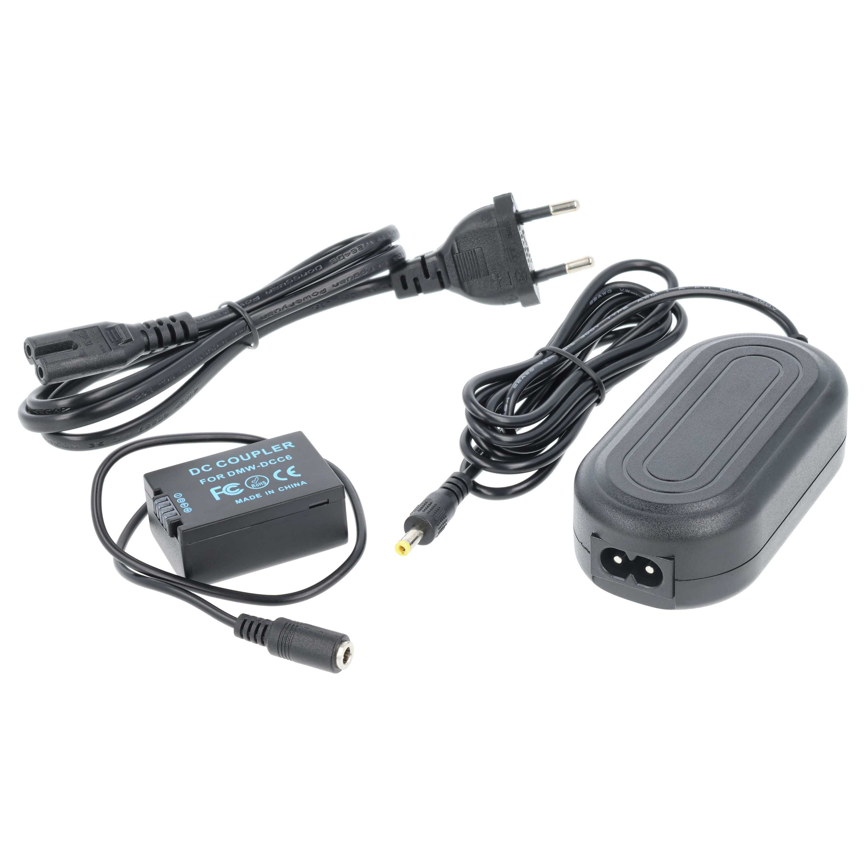 Draufsicht auf ein Kamera-Netzadapter-Kit, einschließlich Netzteil, DC-Koppler und Kabel, alles schwarz.