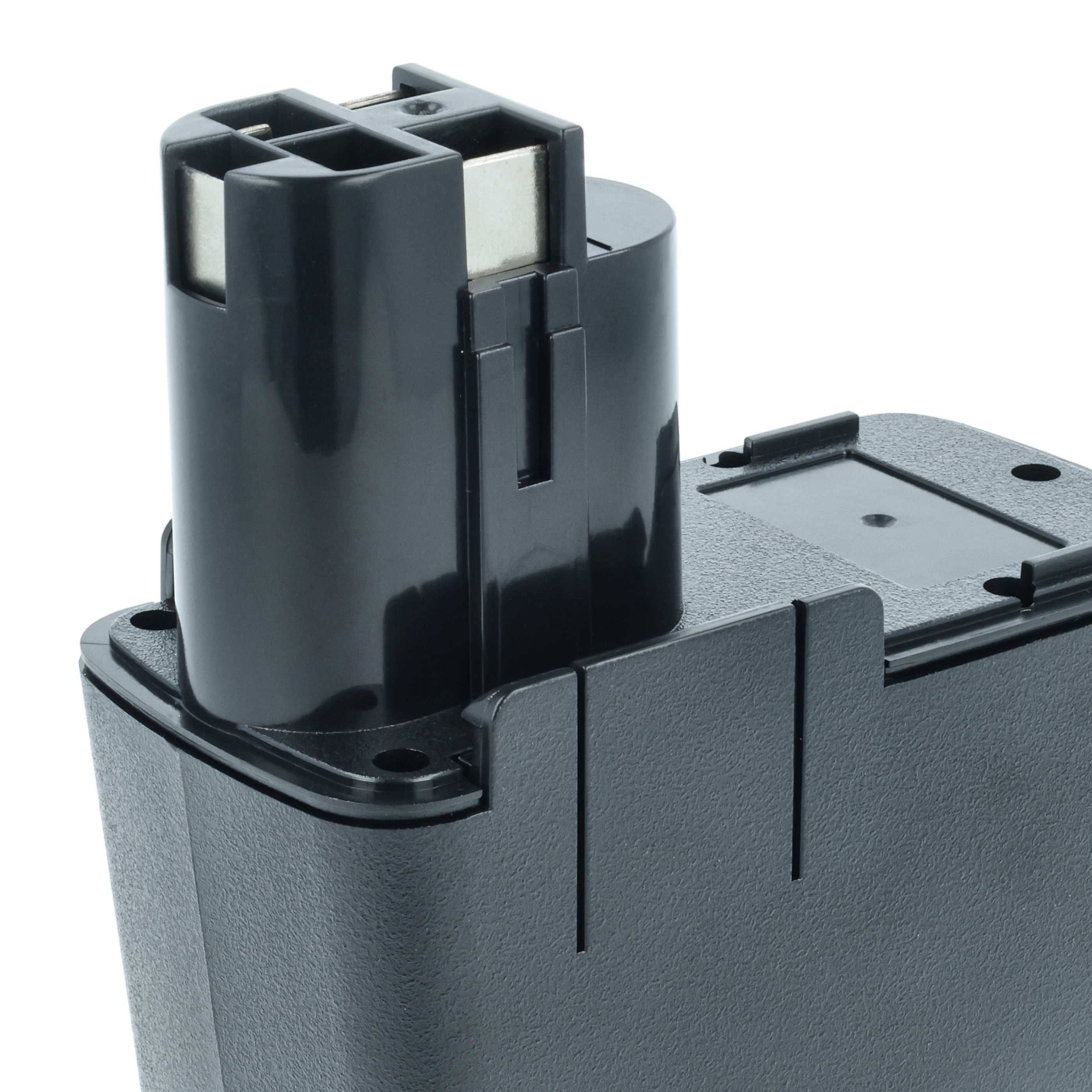 Schwarzer Akku für Elektrowerkzeuge auf Weiß. Zylindrischer Oberteil mit Metallkontakten, strukturierter Sockel.