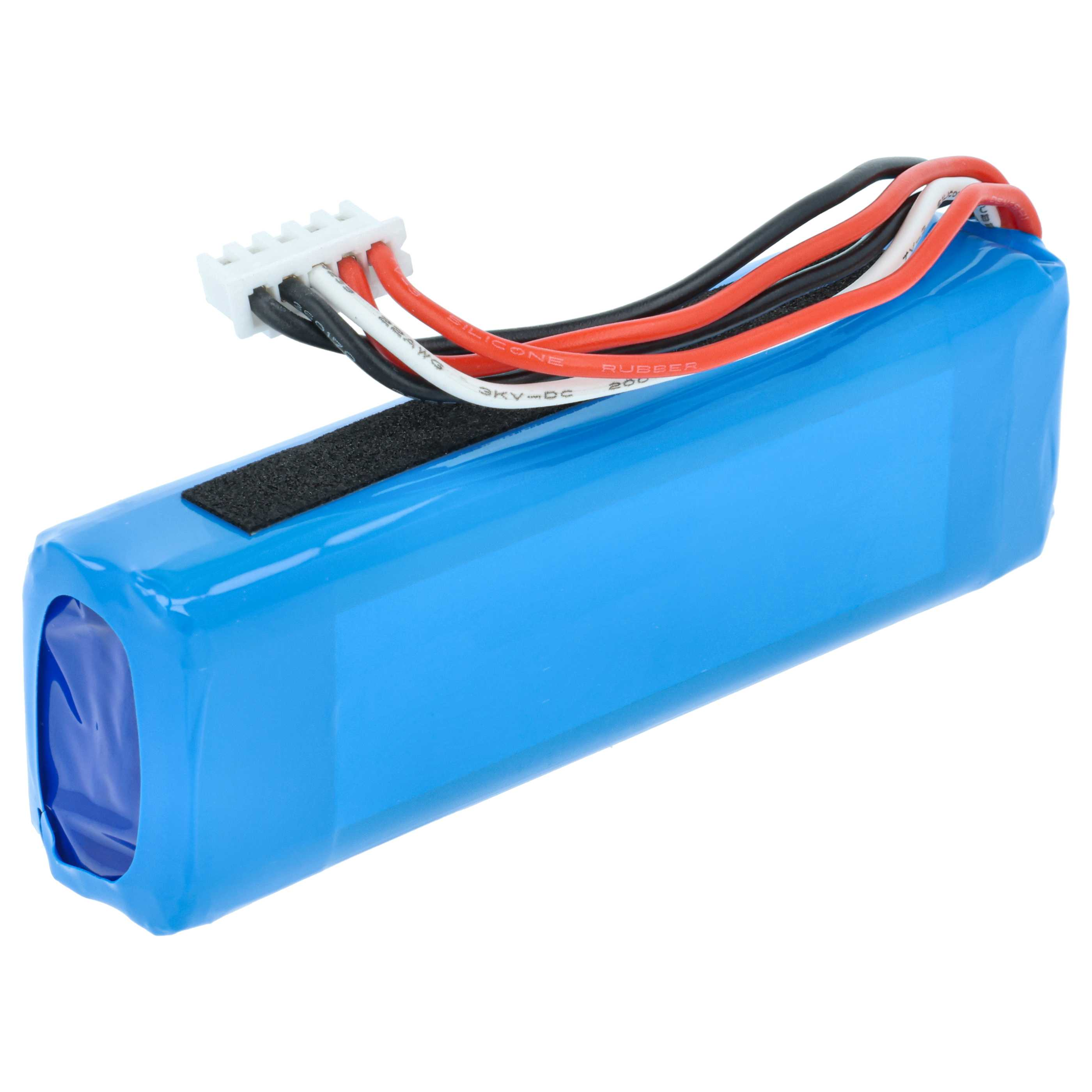 Ein blauer rechteckiger Akku mit Drähten und einem Stecker. Drähte sind schwarz, rot und weiß. Der Hintergrund ist weiß.