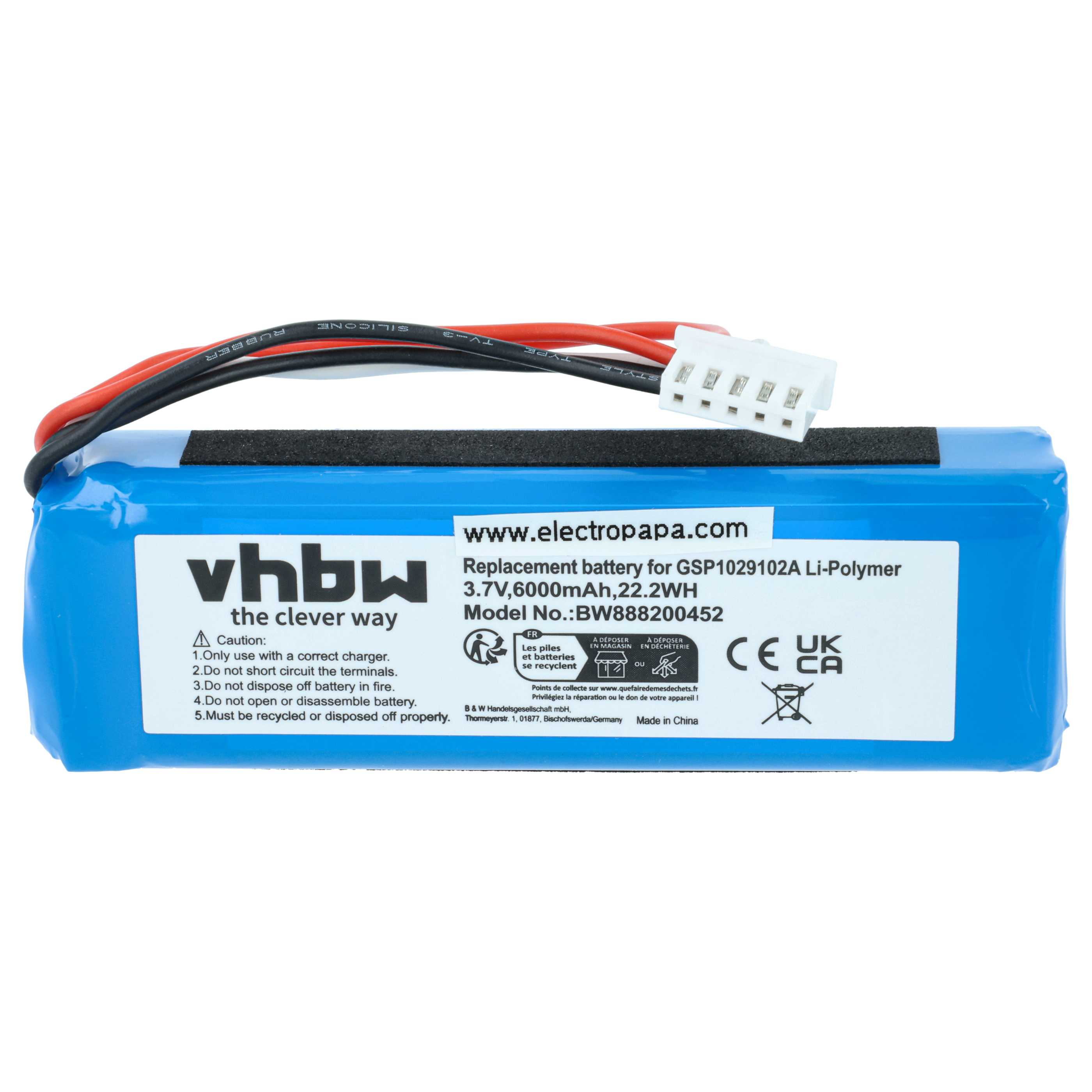 Ein blauer Akku mit schwarzen und roten Drähten, einem weißen Stecker und verschiedenen Etiketten mit Text und Symbolen.