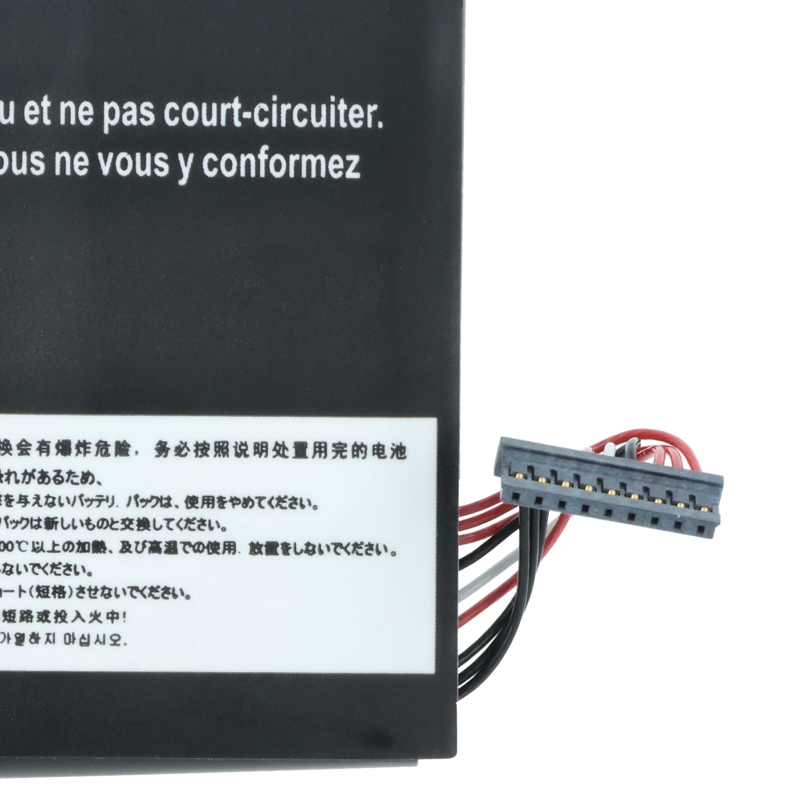 Ein schwarzes rechteckiges Gerät mit Stecker und Drähten. Text in mehreren Sprachen ist auf dem Gerät sichtbar.