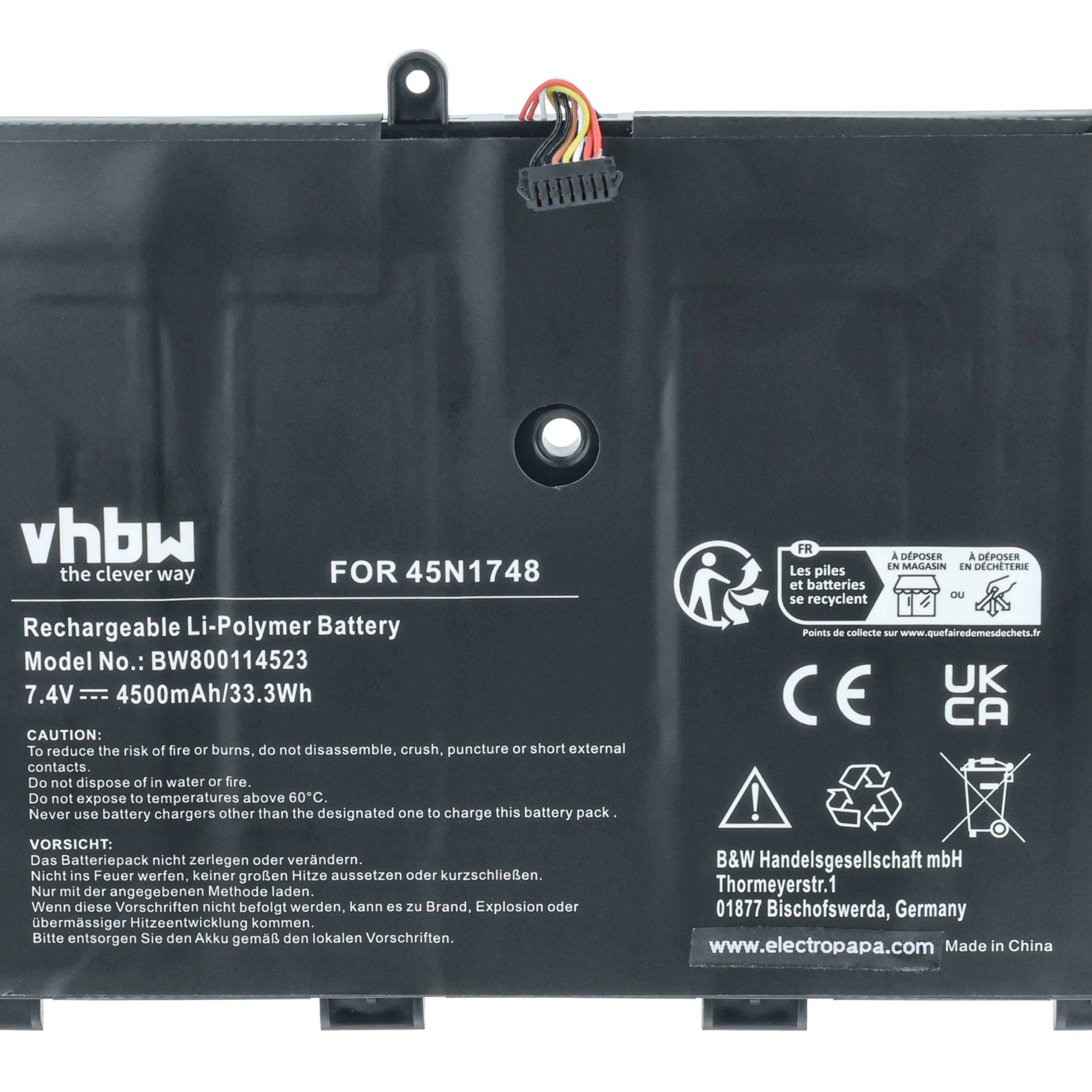 Ein schwarzer Akku mit weißem Text und Symbolen. Er hat einen Stecker mit Drähten und einen Warnbereich.