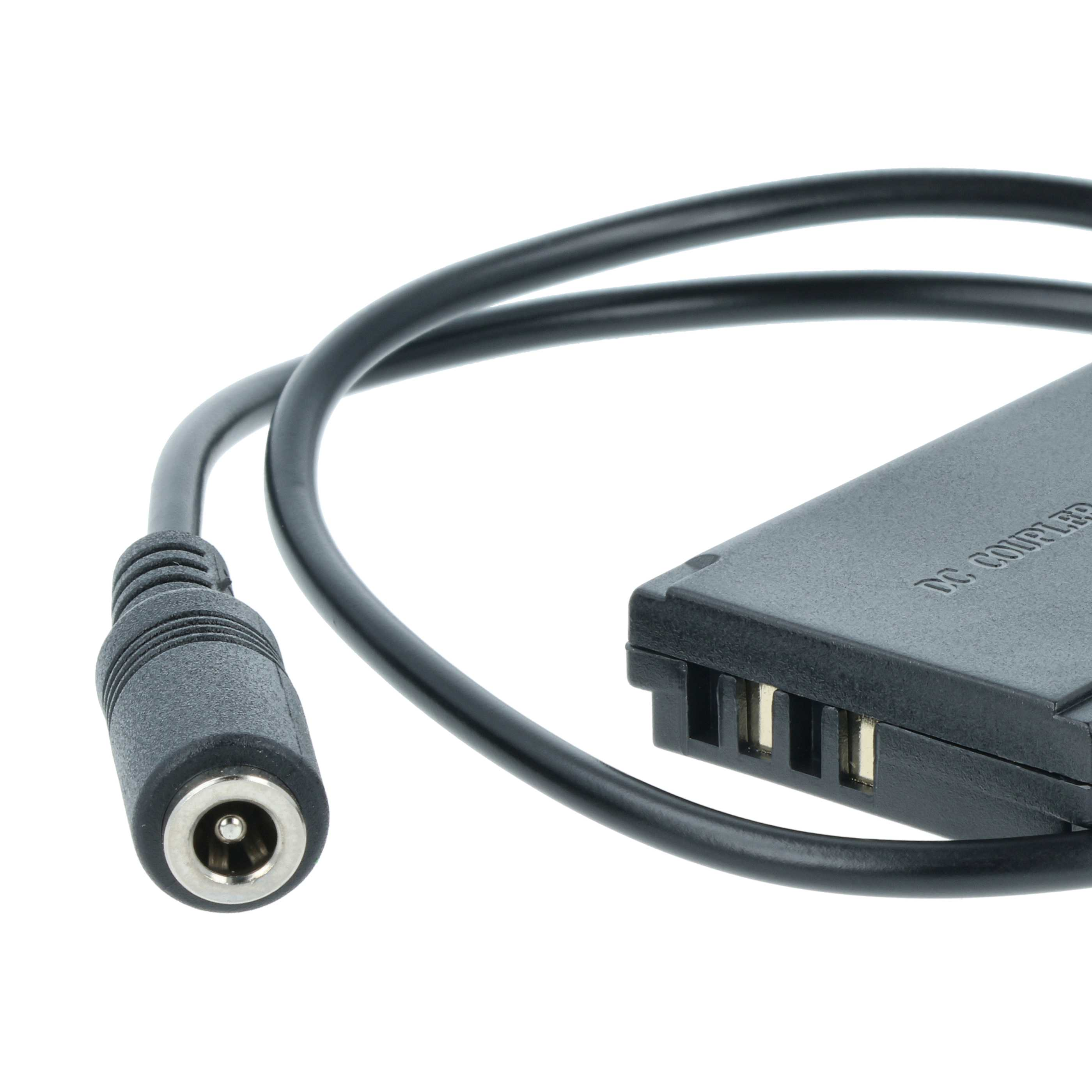 Ein schwarzer DC-Koppler mit schwarzem Kabel und Stecker, vor weißem Hintergrund. Der Koppler ist für eine Kamera.