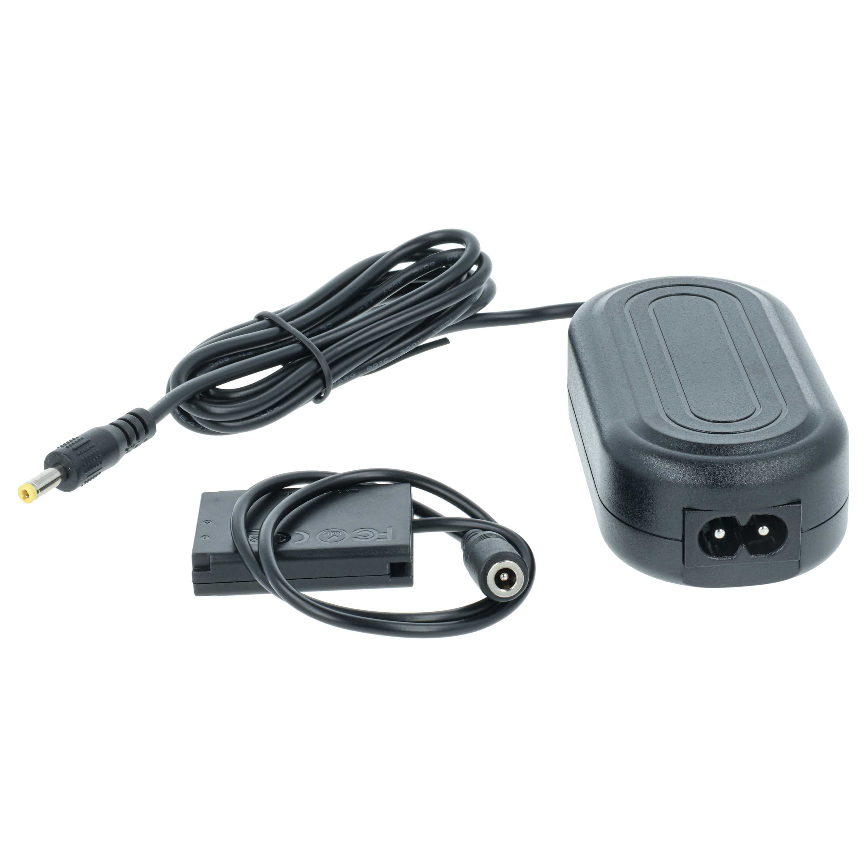 Ein schwarzes Kamera-Netzteil mit Kabel, DC-Anschluss und einem kleinen schwarzen Adapter.