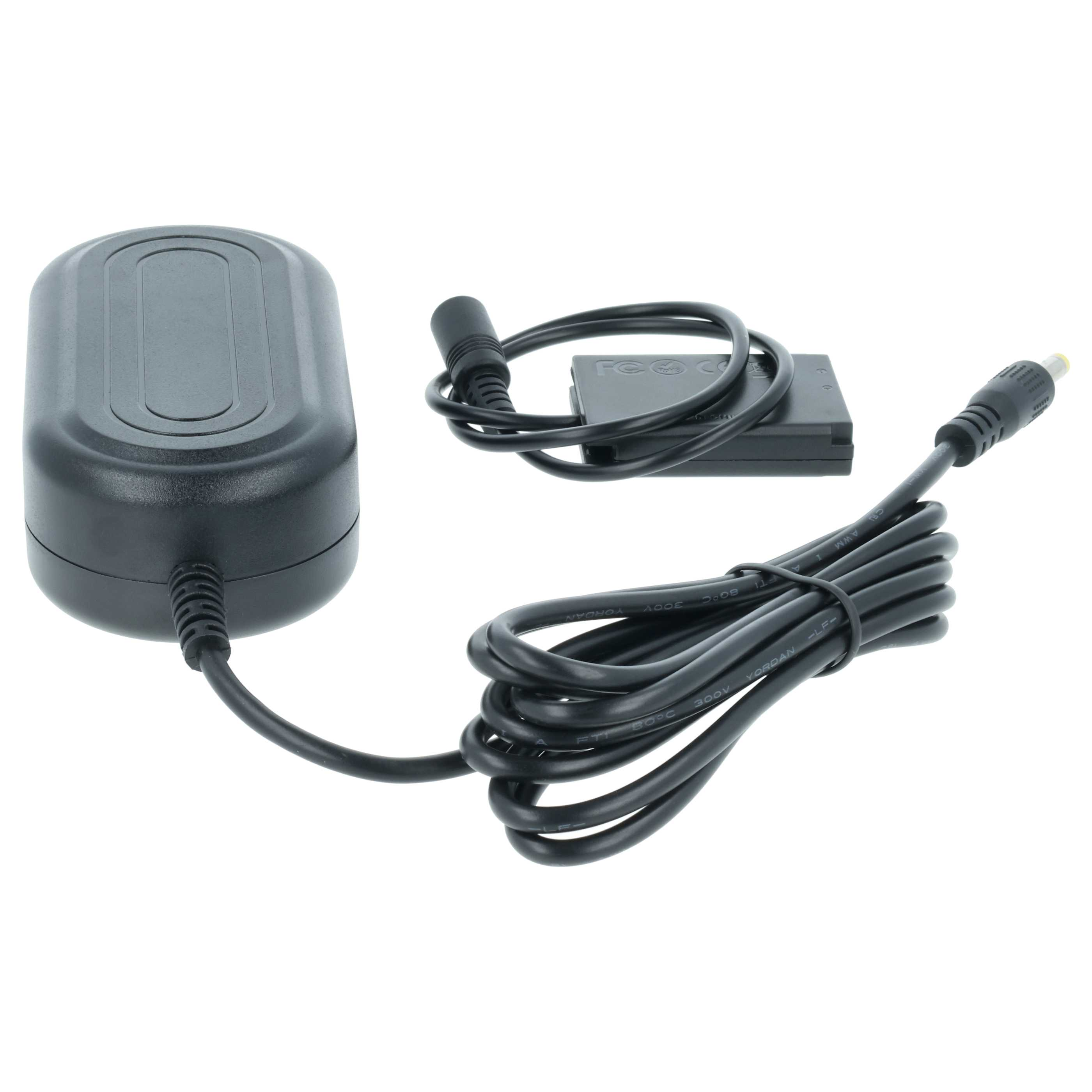 Ein schwarzes Netzteil mit Kabeln. Ein Batterieanschluss ist mit dem Netzteil verbunden. Der Hintergrund ist weiß.