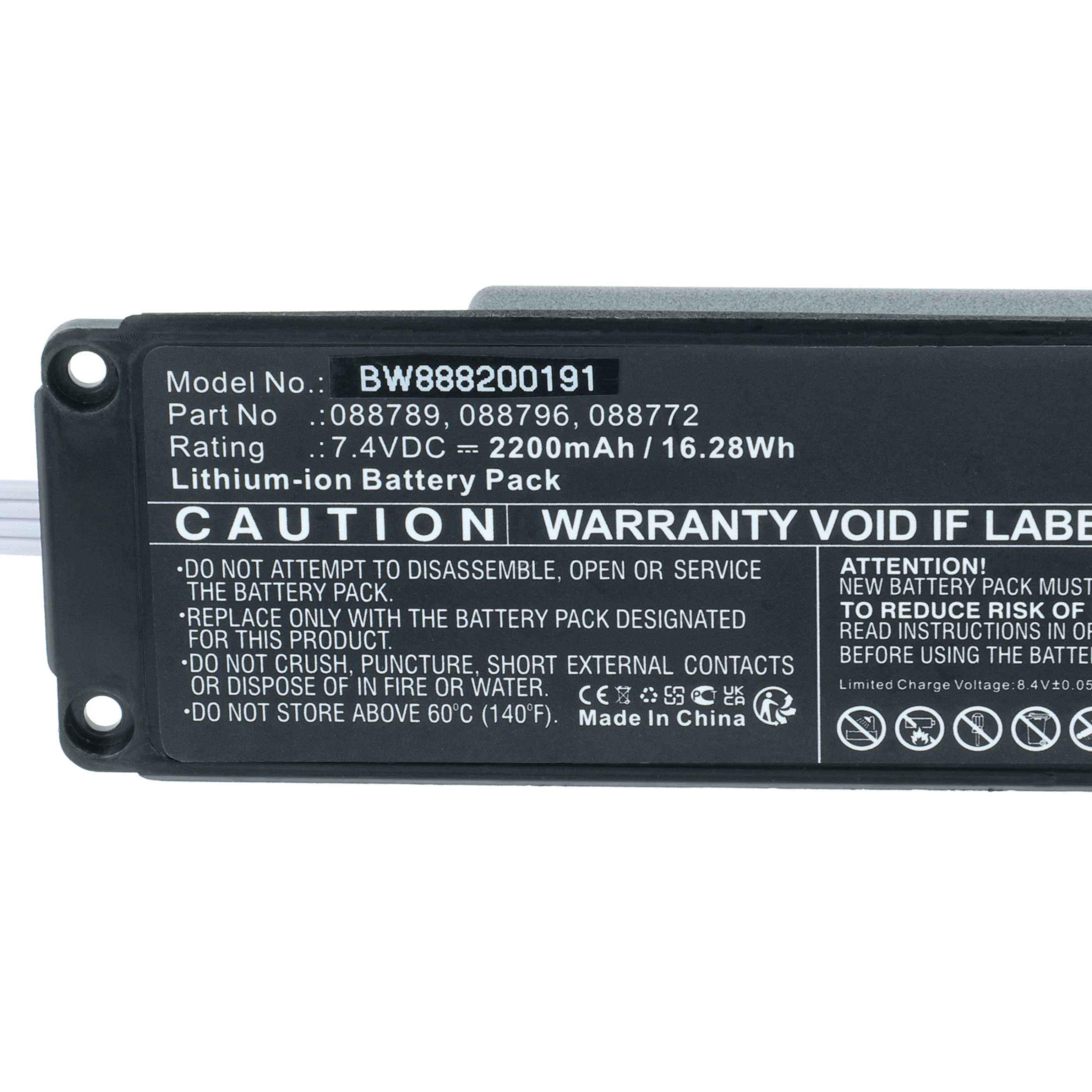 Ein schwarzes Batterieetikett mit weißem Text zeigt Modell-, Teile- und Bewertungsinformationen sowie Sicherheitshinweise.