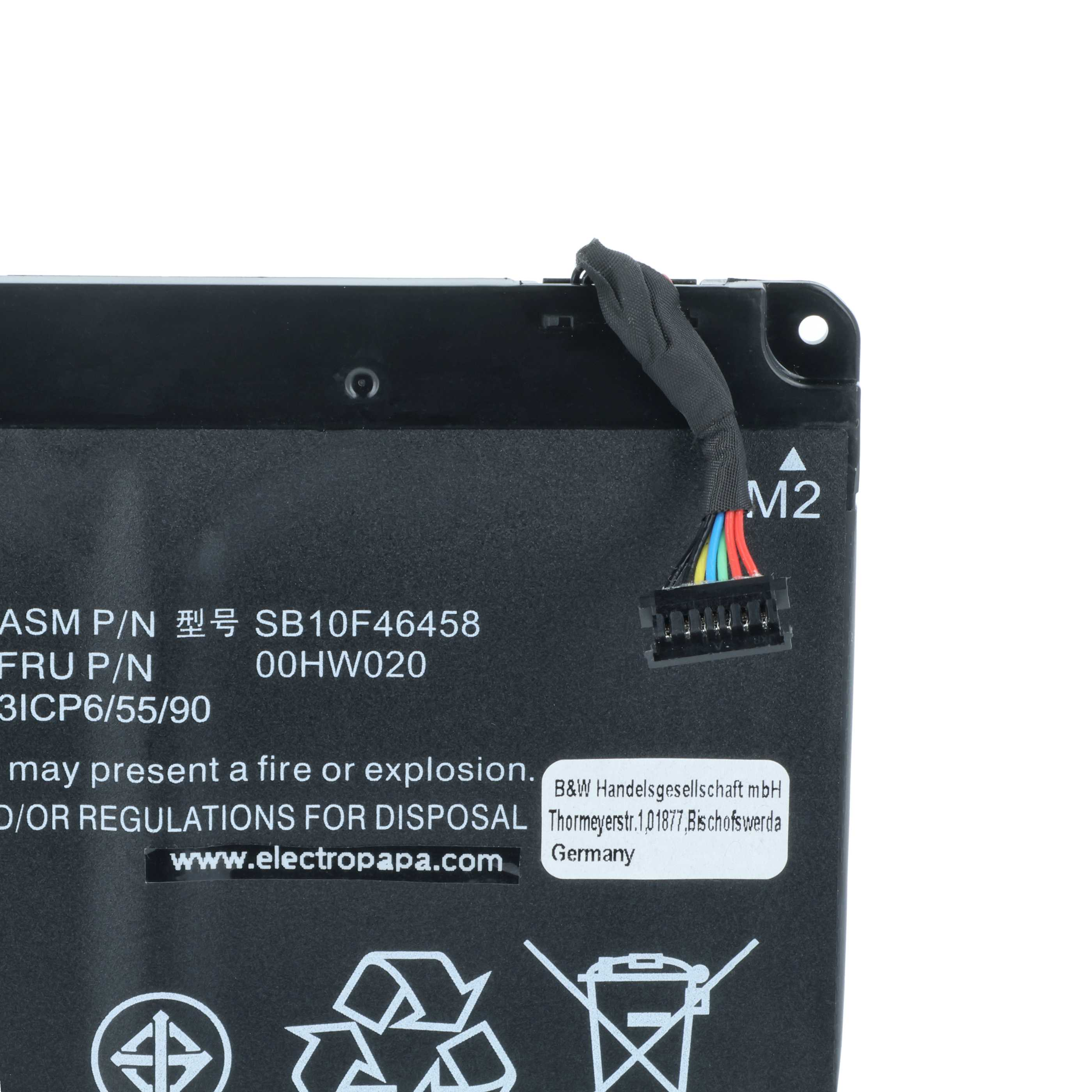 Schwarze Batterie mit Text, Stecker und farbigen Drähten. Weißer Hintergrund. Text enthält Modell, Vorschriften und Warnungen.