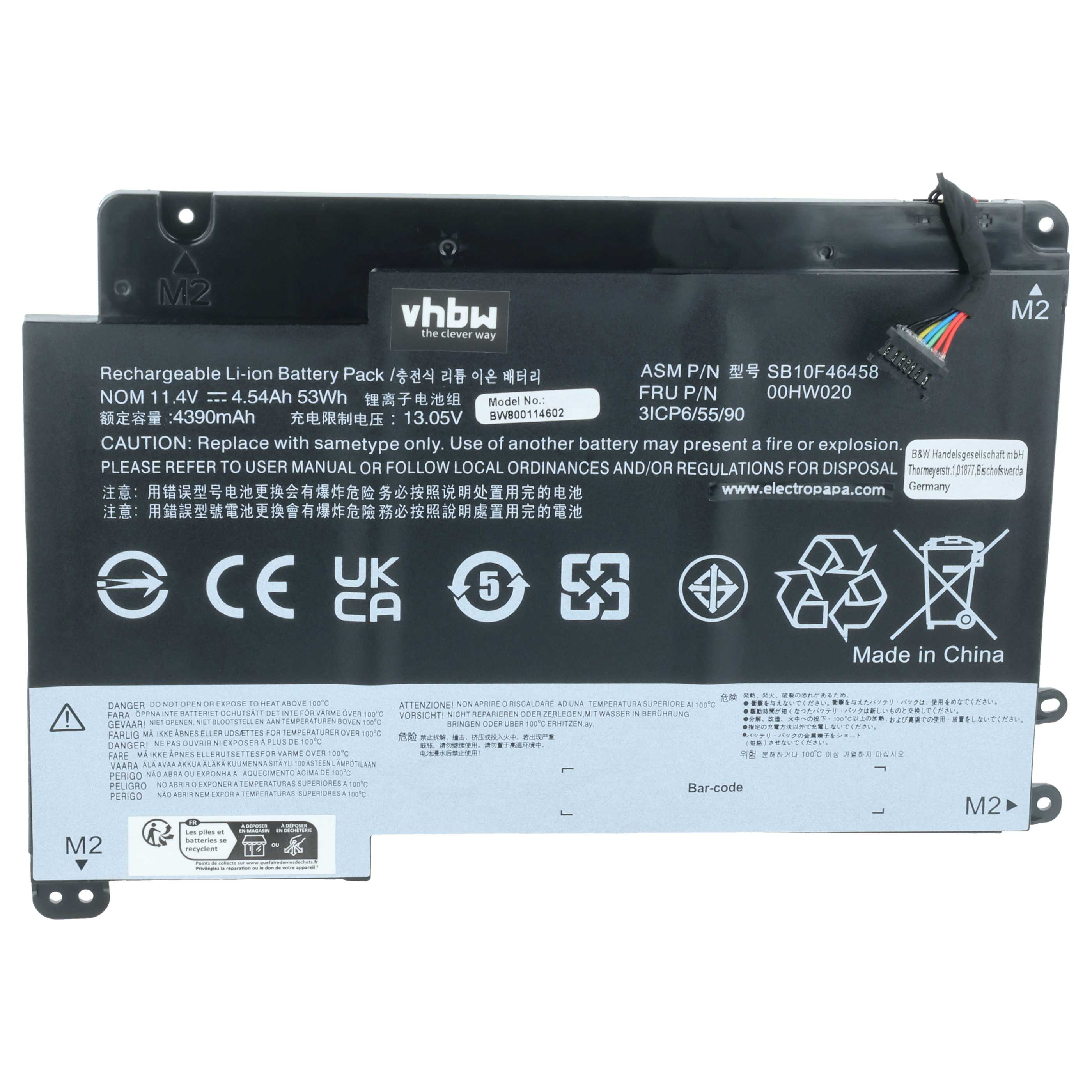 Ein schwarzer Laptop-Akku mit Etiketten, Warnungen und technischen Informationen. Er hat einen Stecker und 'Made in China'.