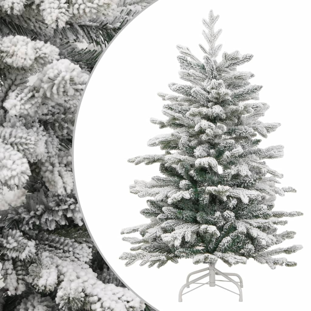Ein schneebedeckter Weihnachtsbaum steht auf einem weißen Ständer. Der Hintergrund zeigt schneebedeckte Äste. Der Baum steht vor einem weißen Hintergrund.