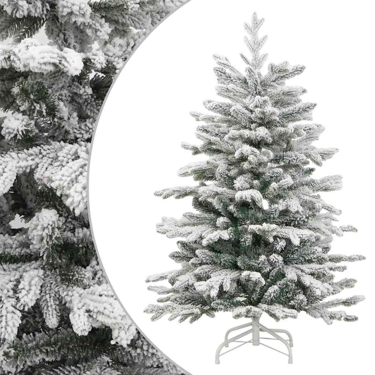 Ein verschneiter Weihnachtsbaum mit weißem Metallständer. Der Baum ist mit weißem Schnee bedeckt, grüne Nadeln sind sichtbar.