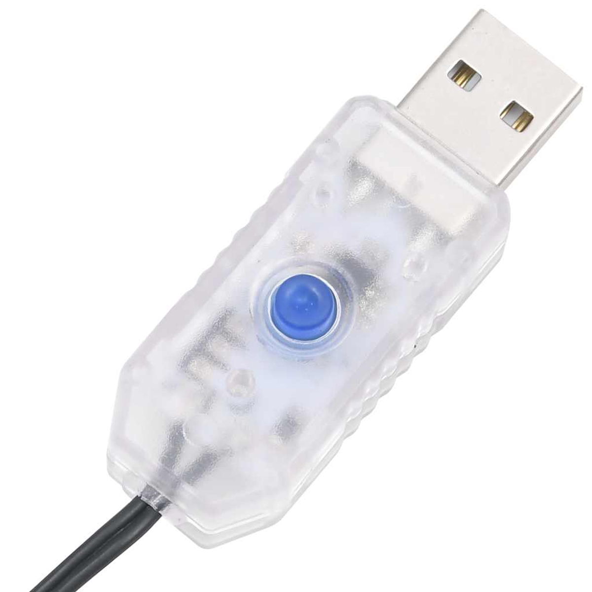 Ein durchsichtiger USB-Adapter mit blauem Knopf. Er hat einen USB-A-Anschluss und ein Kabel.