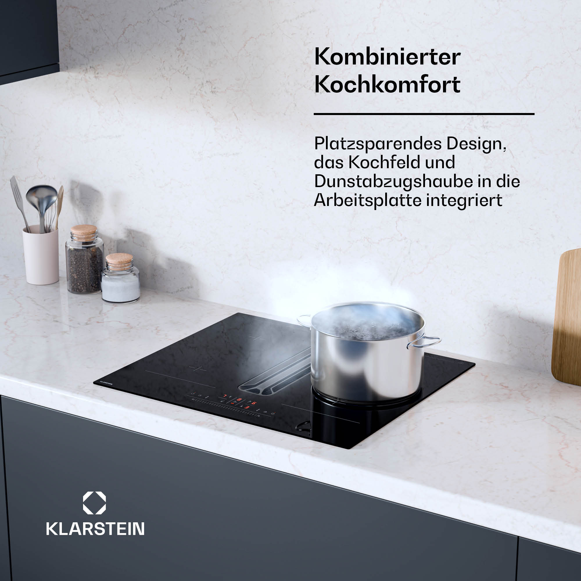 Ein schwarzes Kochfeld mit einem Topf kochendem Wasser steht auf einer Marmorarbeitsplatte. Küchenutensilien und Zutaten sind daneben.