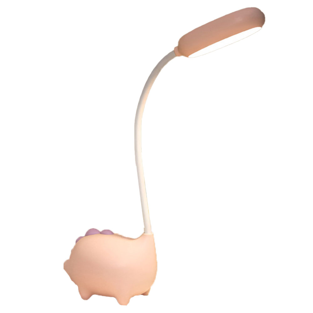 Eine schweinähnliche Schreibtischlampe. Die Lampe ist pfirsichfarben und hat einen weißen, gebogenen Hals. Das Licht ist an und hell.