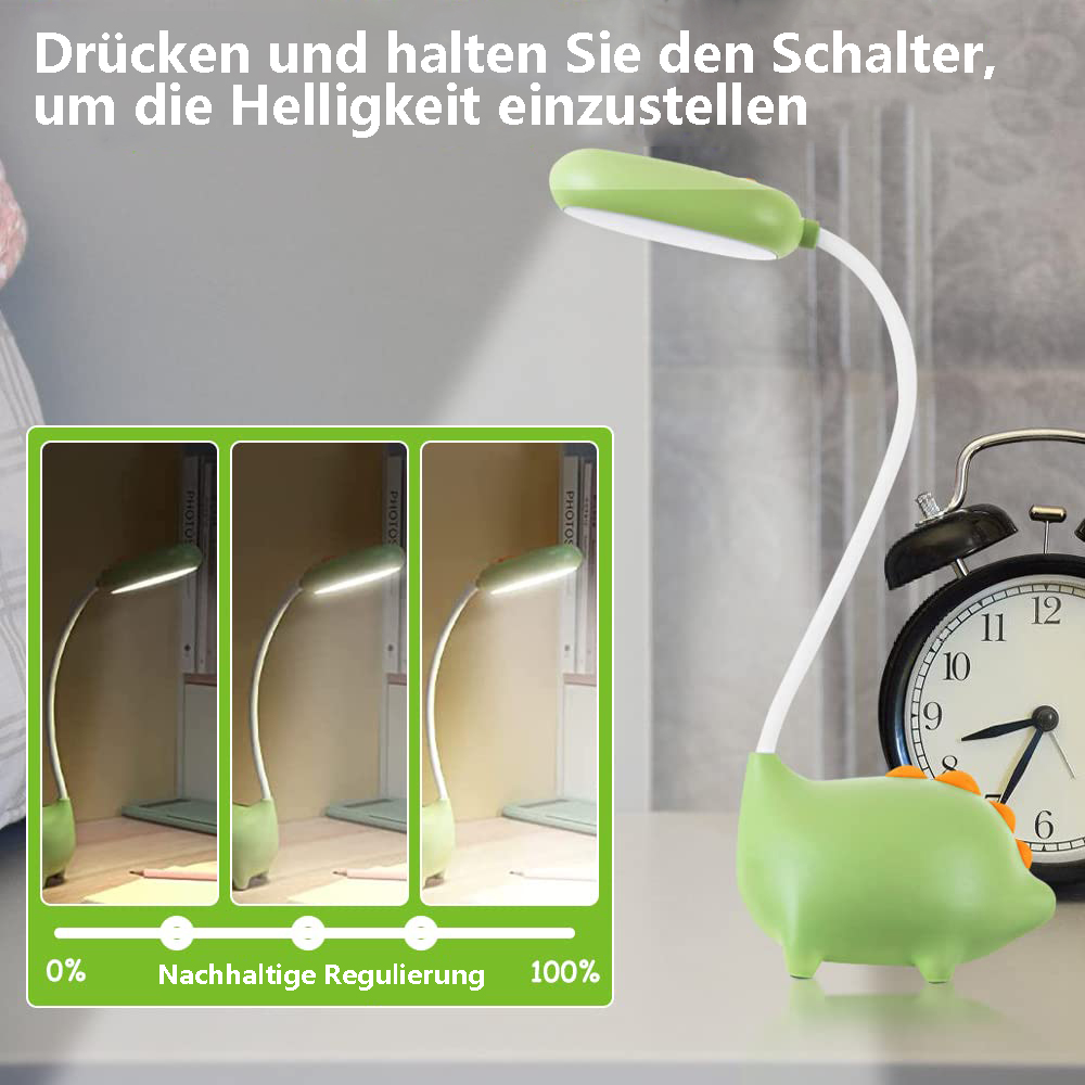 Eine grüne Schreibtischlampe in Schweineform, drei Helligkeitseinstellungen. Rechts ist eine Uhr. Text: 'Zum Einstellen der Helligkeit drücken und halten'.