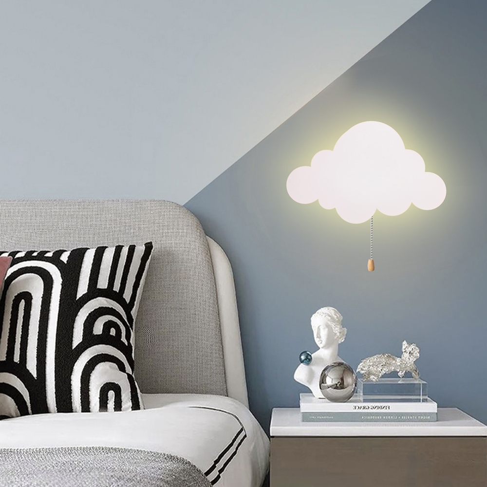 Ein Schlafzimmer mit wolkenförmigem Licht. Ein Bett mit gemustertem Kissen. Nachttisch mit Statuen und Büchern. Wand mit zwei Farben.