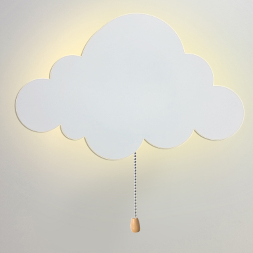 Eine weiße wolkenförmige Lampe ist an einer hellen Wand befestigt. Sie hat eine Zugkette mit einem Holzschalter.