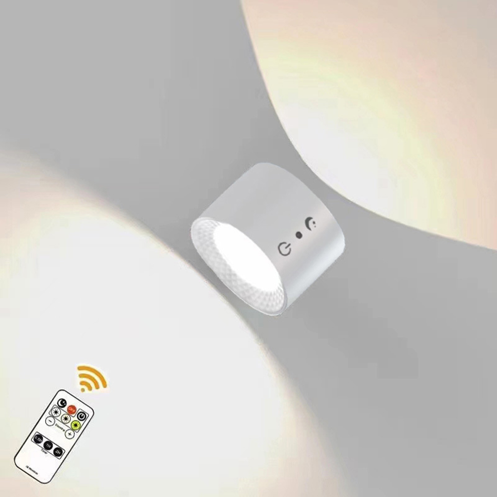 Eine weiße, zylindrische Lampe mit Licht. Eine Fernbedienung mit Knöpfen und ein oranges WLAN-Signal sind sichtbar.
