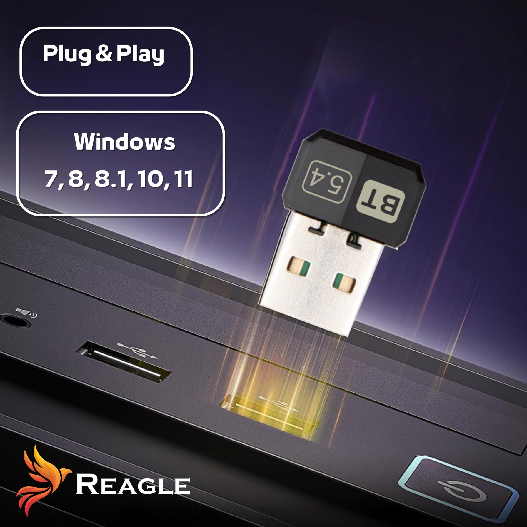 Adapter Bluetooth USB jest włożony do laptopa. Adapter jest czarny, z napisem 'BT 5.4'. Tekst: Plug & Play, Windows 7,8,8.1,10,11.