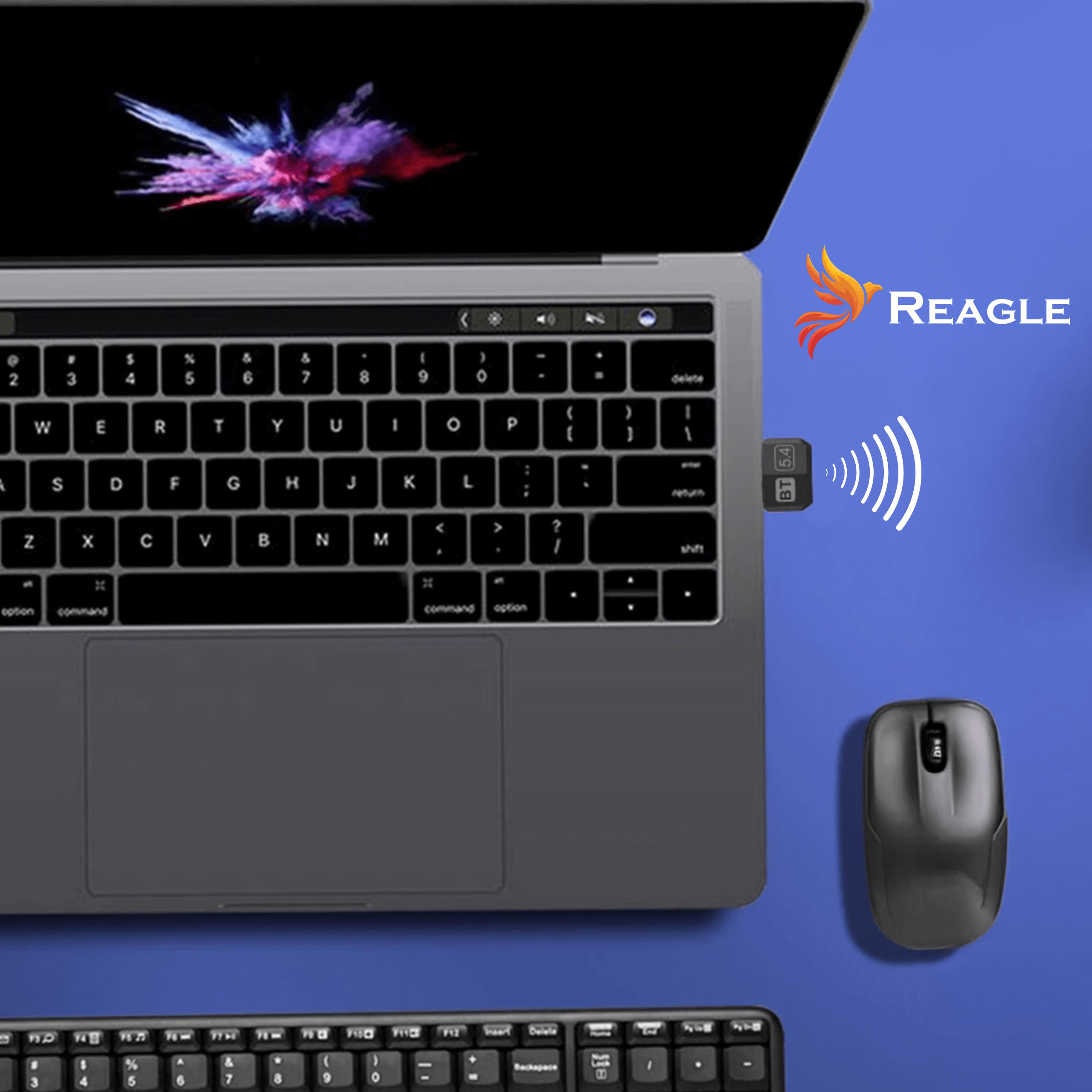 Laptop z klawiaturą, myszą i adapterem Bluetooth. Logo Reagle i niebieskie tło. Ekran z abstrakcyjną sztuką.