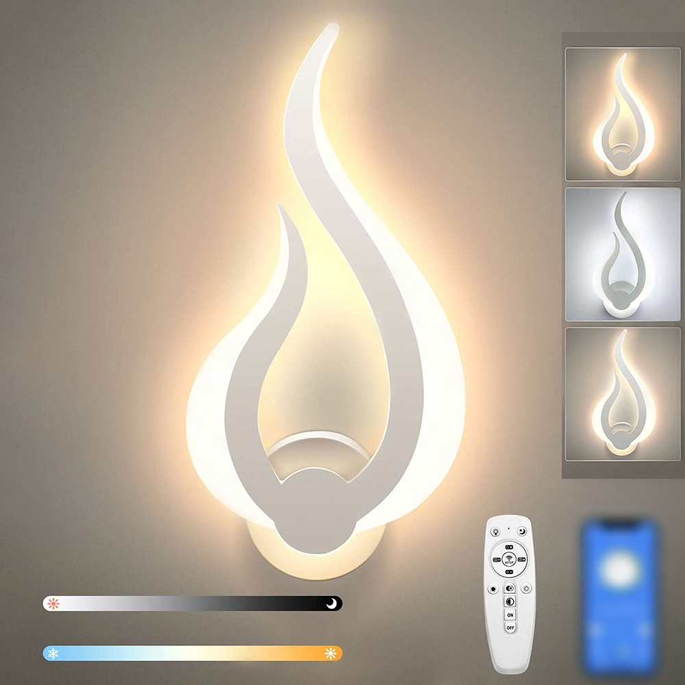 Weiße, flammenförmige Wandleuchte. Drei Lichtmodi und eine Fernbedienung sind sichtbar. Farbanpassungsleisten sind vorhanden.