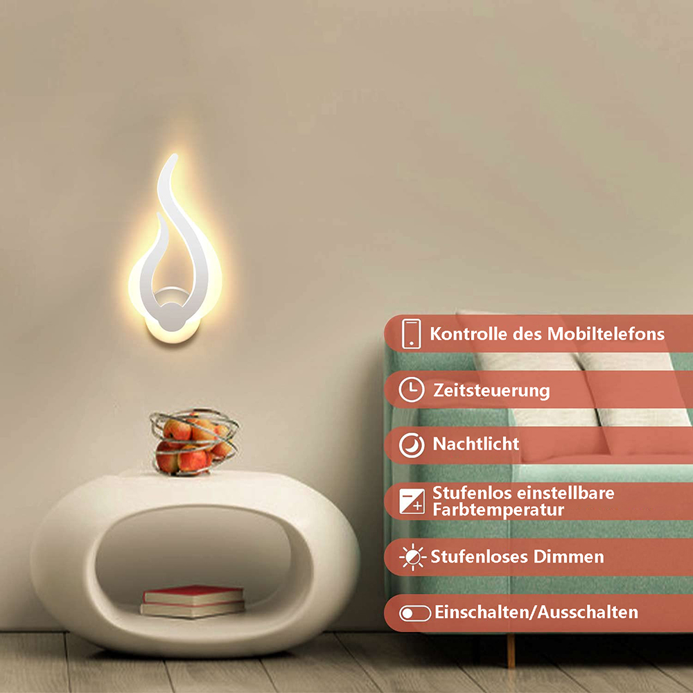 Eine moderne Wandleuchte mit flammenartigem Design beleuchtet einen Raum. Ein Tisch mit Obstkorb und ein Sofa sind im Bild.