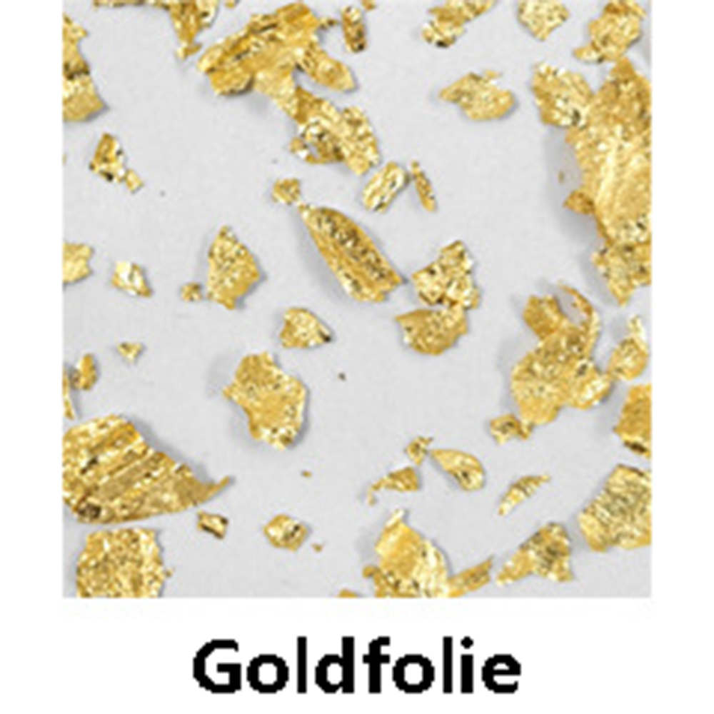 Nahaufnahme von Goldblattflocken, die auf einer weißen Oberfläche verstreut sind. Das Wort 'Goldfolie' steht unten in Schwarz.