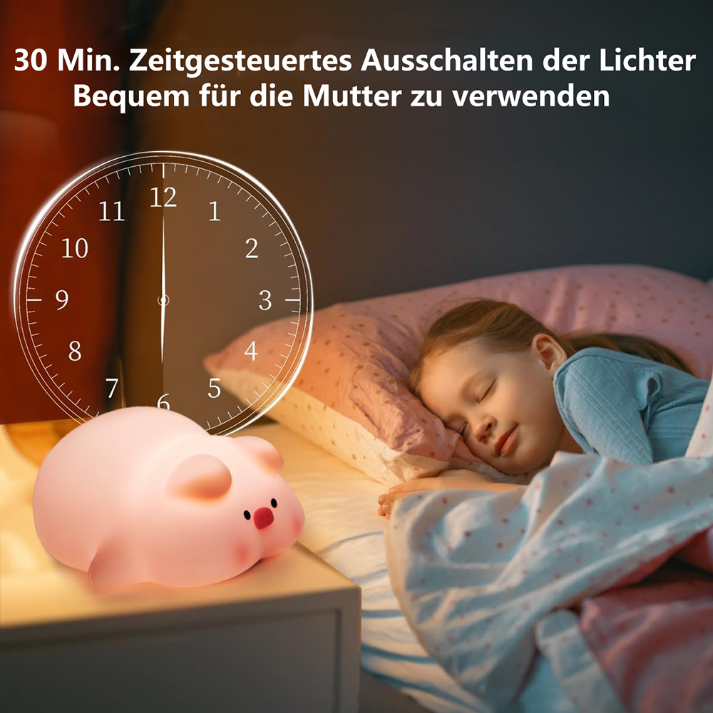 Ein Kind schläft im Bett neben einem schweineförmigen Nachtlicht. Eine Uhrgrafik ist auf dem Bild überlagert. Text auf Deutsch steht oben.