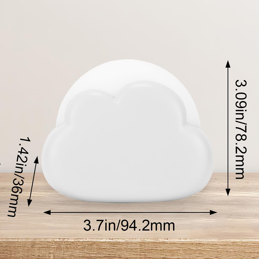Ein weißes wolkenförmiges Nachtlicht steht auf einer Holzoberfläche. Abmessungen sind angegeben. Hintergrund ist eine hellbeige Wand.