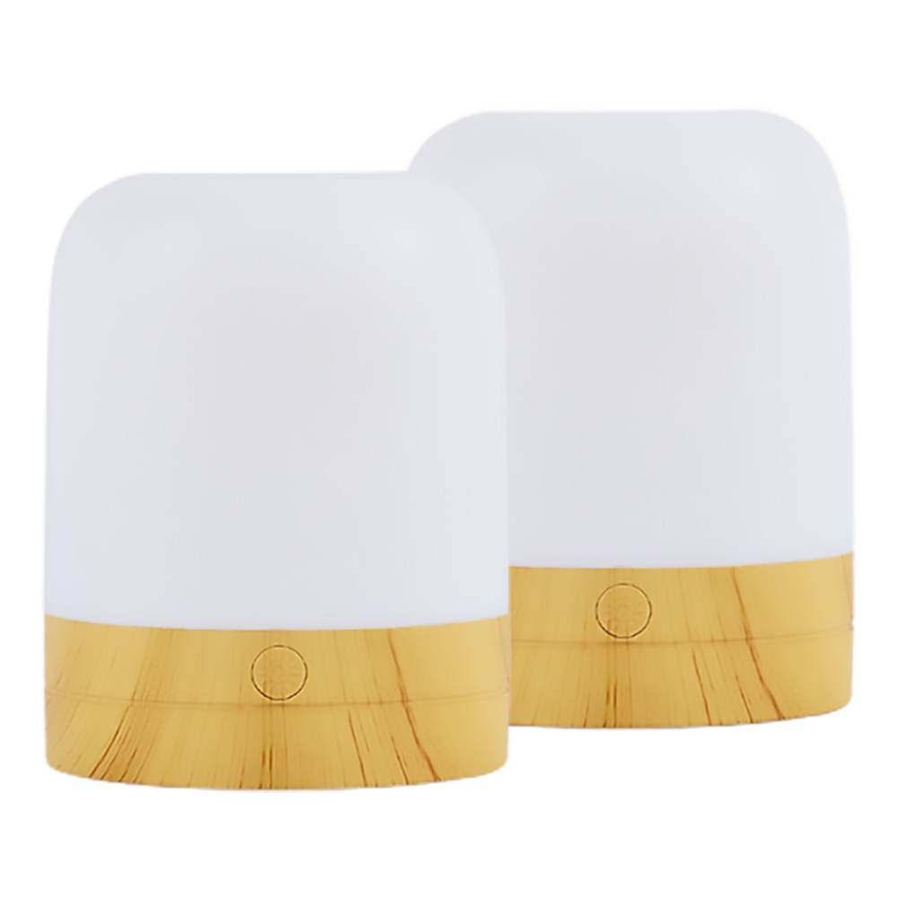 Zwei weiße, abgerundete Lampen mit Sockeln in Holzoptik. Jede hat einen Knopf. Der Hintergrund ist weiß.