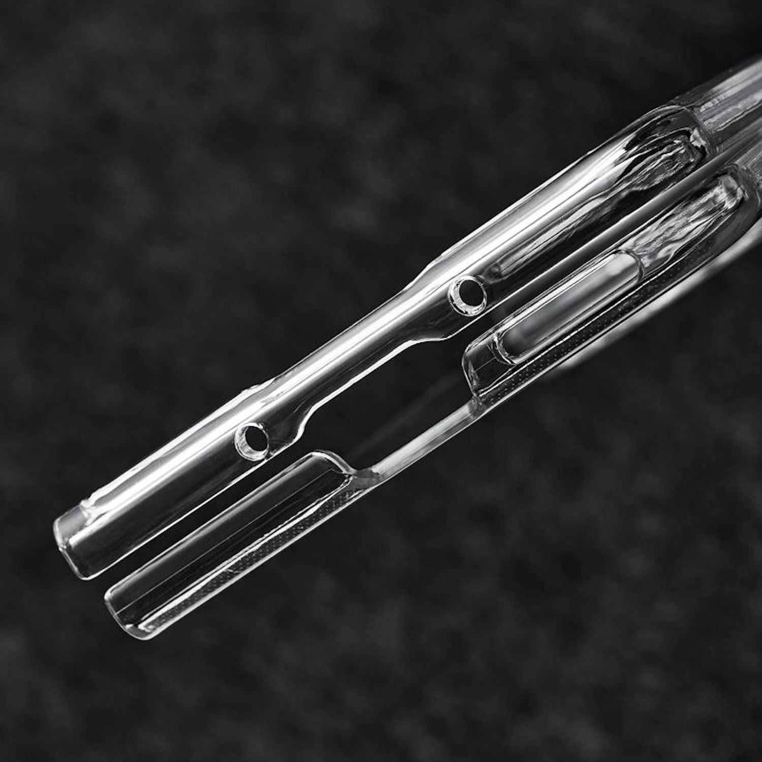 Nahaufnahme einer transparenten Handyhülle. Die Hülle hat eine glatte, glänzende Oberfläche und zeigt Details des Designs. Auf dunklem Hintergrund.