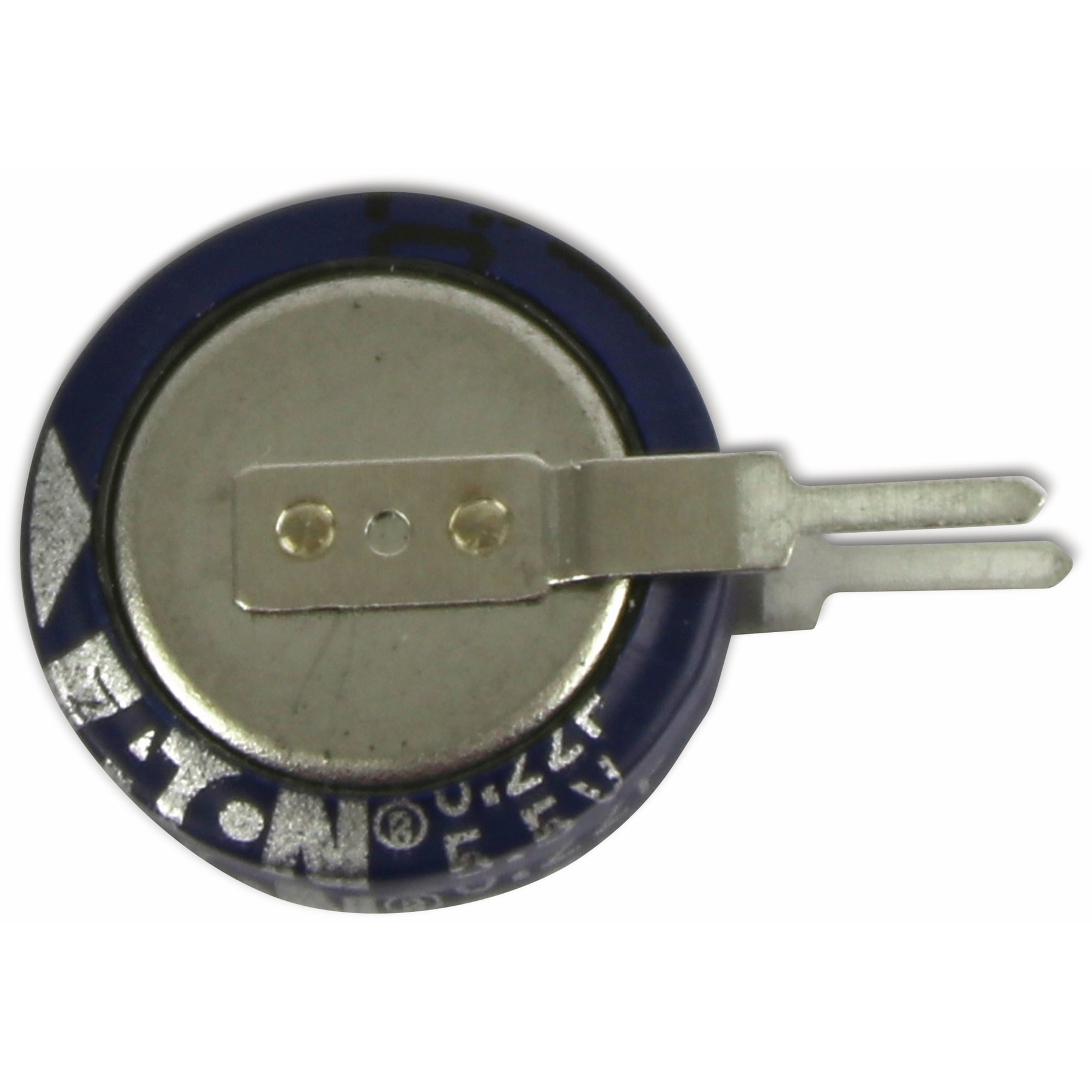 Un condensatore blu e argento con rebbi metallici. Il condensatore ha testo e numeri sul lato, su sfondo bianco.