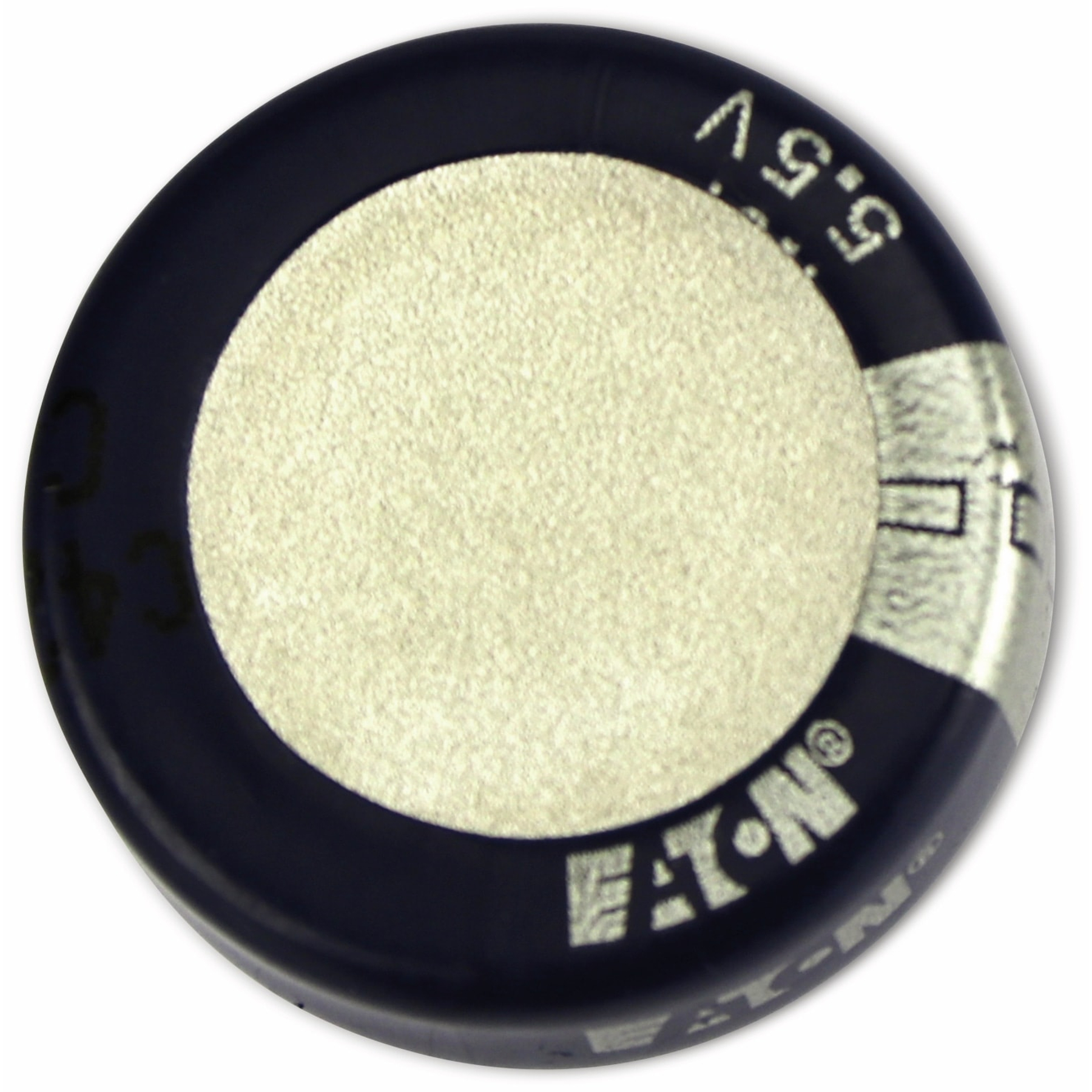 Un condensatore nero con un centro beige chiaro. Il testo include "5,5V" e "EATON". Lo sfondo è bianco.