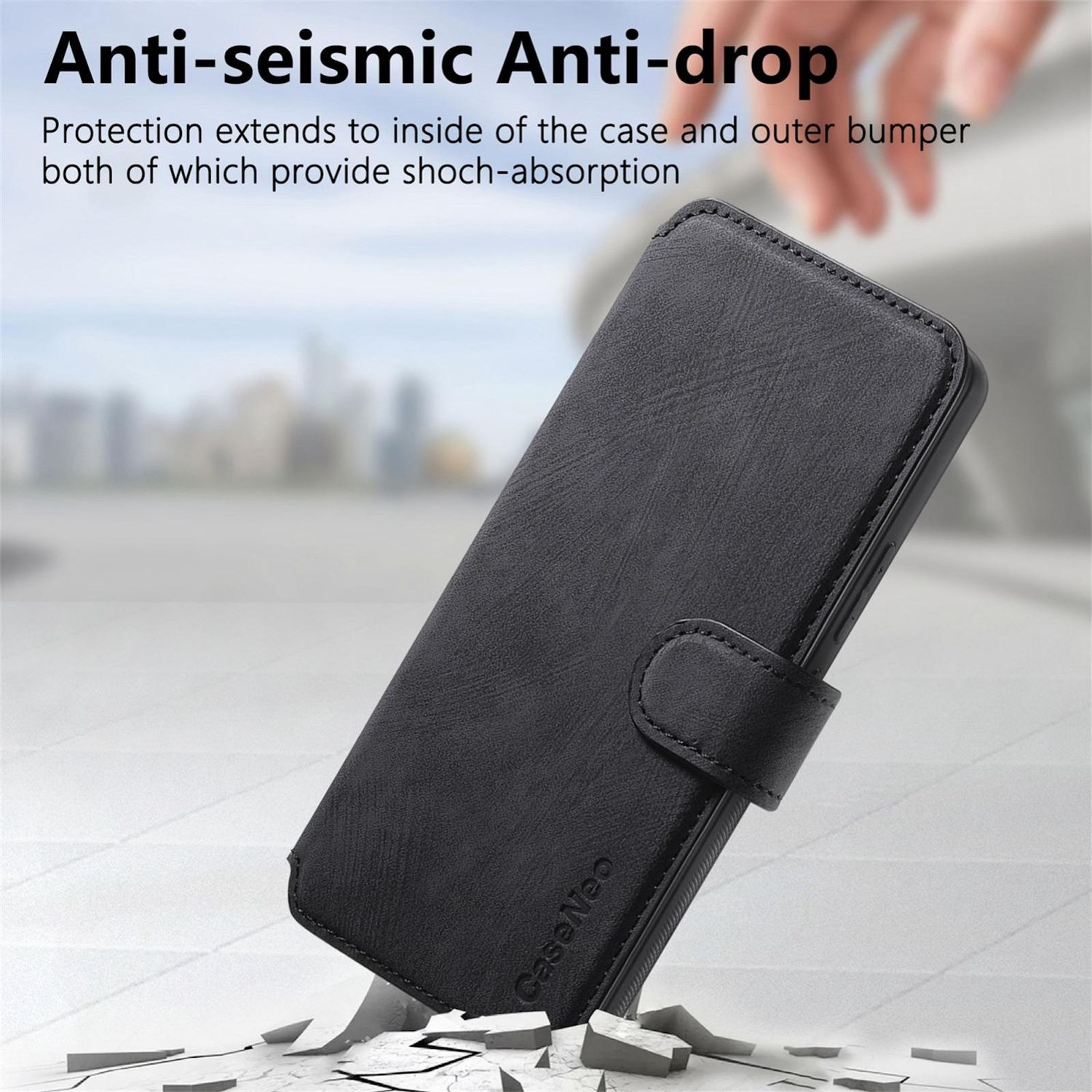 Funda de teléfono negra, ligeramente inclinada, con cierre magnético. La funda descansa sobre una superficie agrietada con texto sobre antisísmico y anticaída.