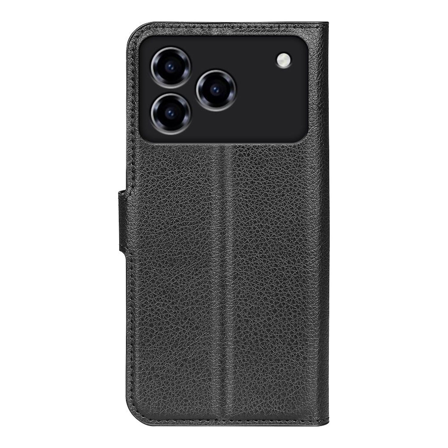 Funda de teléfono de cuero negro con recortes para la cámara. Cuenta con una superficie texturizada y cierre magnético. El fondo es blanco.
