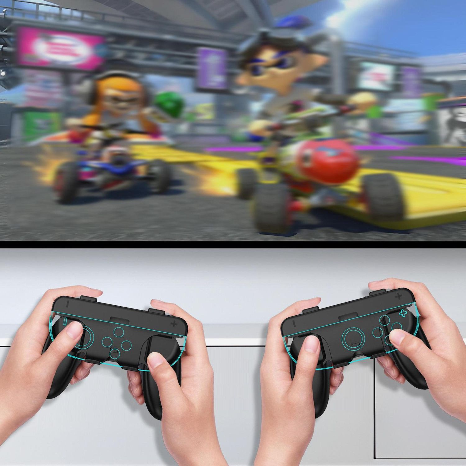 Hände halten schwarze Controller und zeigen ein Spiel mit Cartoon-Rennfahrern. Im Hintergrund fahren zwei Rennfahrer. Der Hintergrund ist verschwommen.