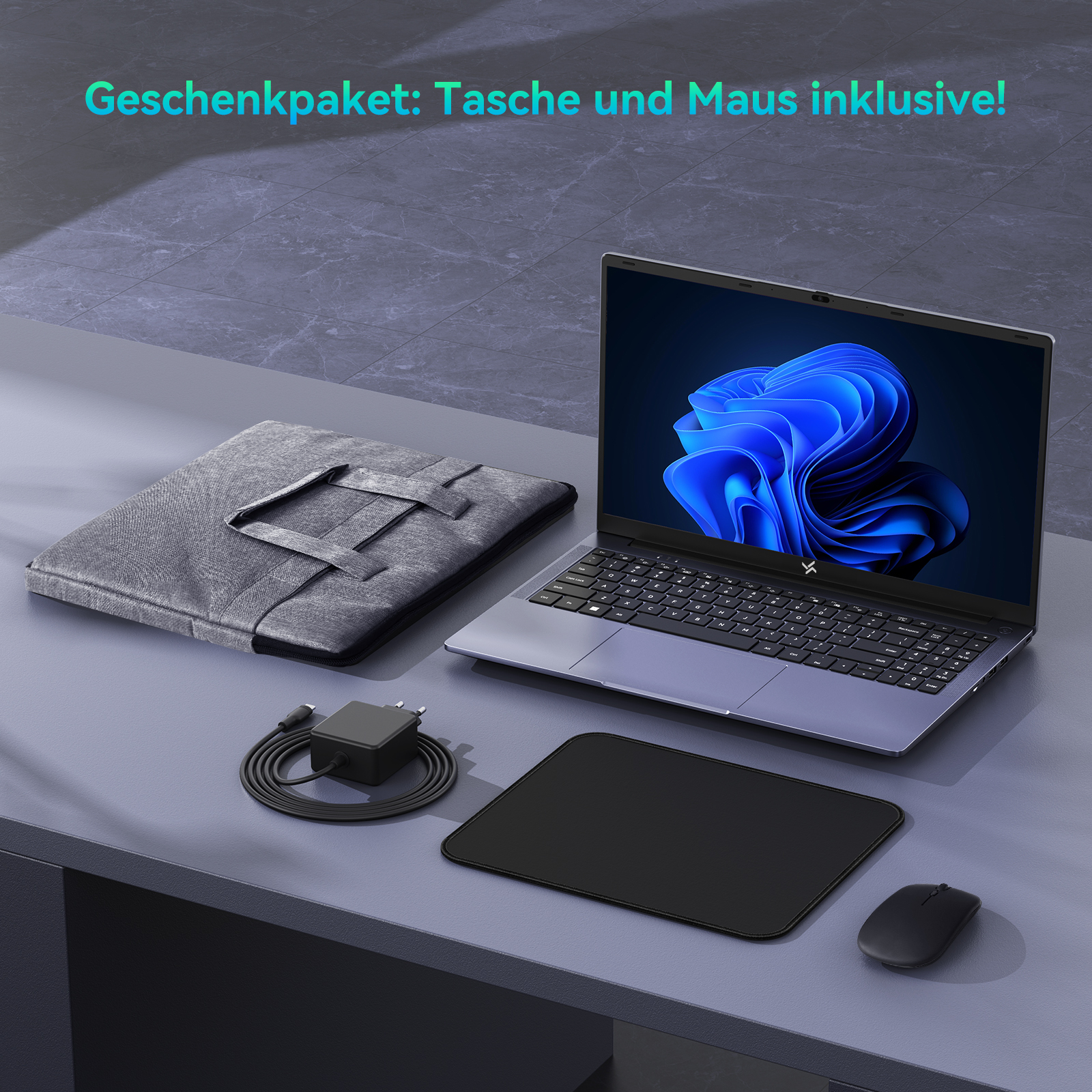 Laptop, Maus, Mauspad und Tasche auf einem Schreibtisch. Blauer Bildschirm zeigt blaues abstraktes Bild. Ladegerät auch vorhanden.