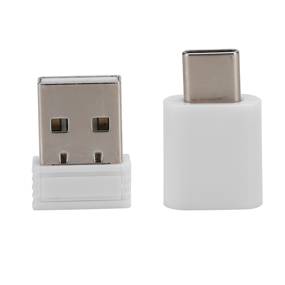 Zwei USB-Adapter auf weißem Hintergrund. Einer ist USB-A, der andere USB-C, beide mit weißen Kunststoffkörpern und silbernen Metallanschlüssen.