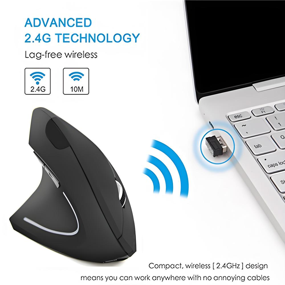 Eine schwarze ergonomische Maus, ein Laptop und ein USB-Empfänger sind abgebildet. Text weist auf 2,4G-WLAN-Konnektivität für verzögerungsfreie Nutzung hin.