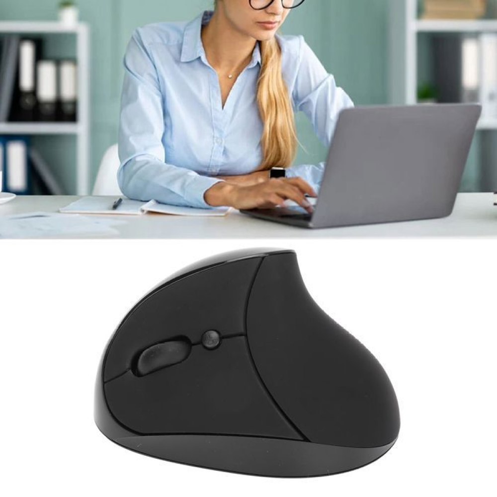 Eine Frau in blauem Hemd tippt auf einem Laptop. Eine schwarze ergonomische Maus ist im Vordergrund. Büroumgebung.