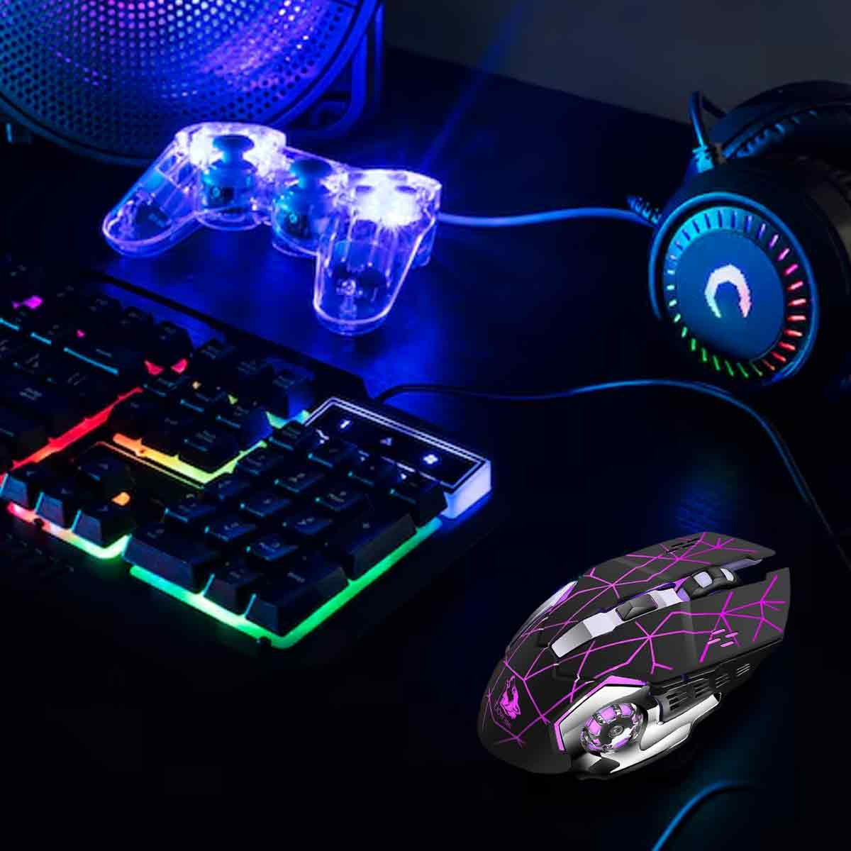 Gaming-Setup: Tastatur, Maus, Headset und Controller, allesamt mit RGB-Beleuchtung auf dunkler Oberfläche.