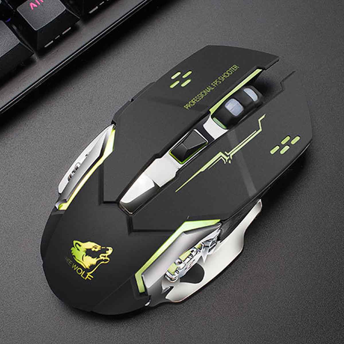 Schwarze Gaming-Maus mit grünen Akzenten, silbernen Details und dem Text 'Professional FPS Shooter'. Im Hintergrund eine Tastatur.