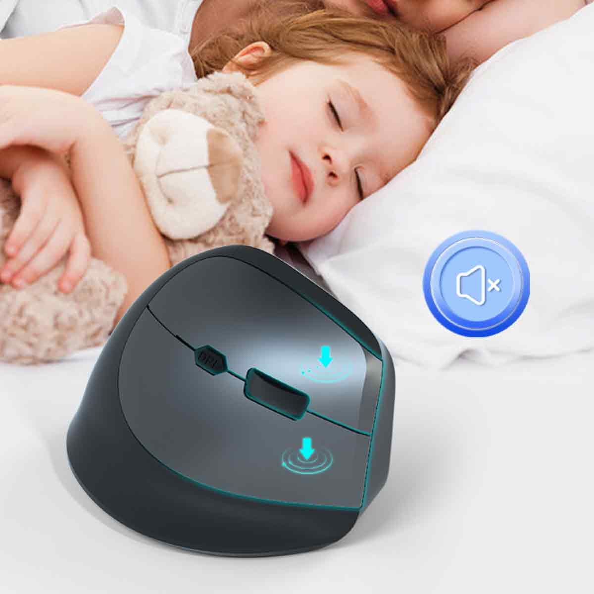 Ein schlafendes Kind mit Teddybär, eine Computermaus und ein stummgeschaltetes Audiosymbol sind auf einem Bett zu sehen.