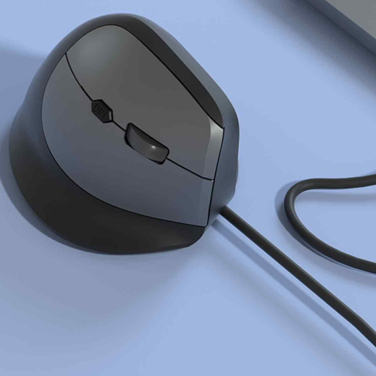 Eine ergonomische Computermaus, grau und schwarz, mit angeschlossenem Kabel, liegt auf einer hellblauen Oberfläche. Die Maus hat eine DPI-Taste.