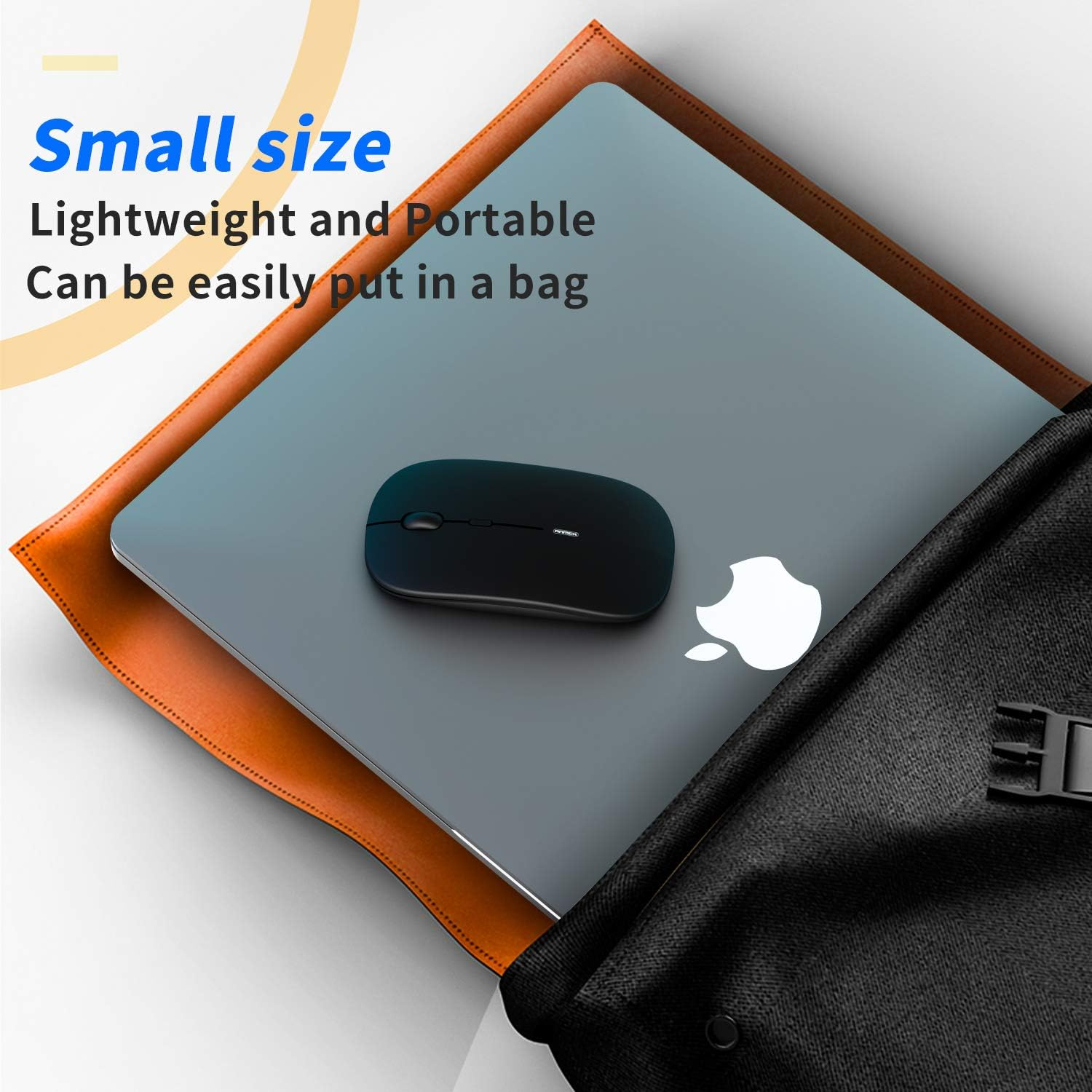 Laptop mit Maus in einer schwarzen Tasche. Der Laptop liegt auf einem orangefarbenen Pad. Text: Kleine Größe, leicht und tragbar.