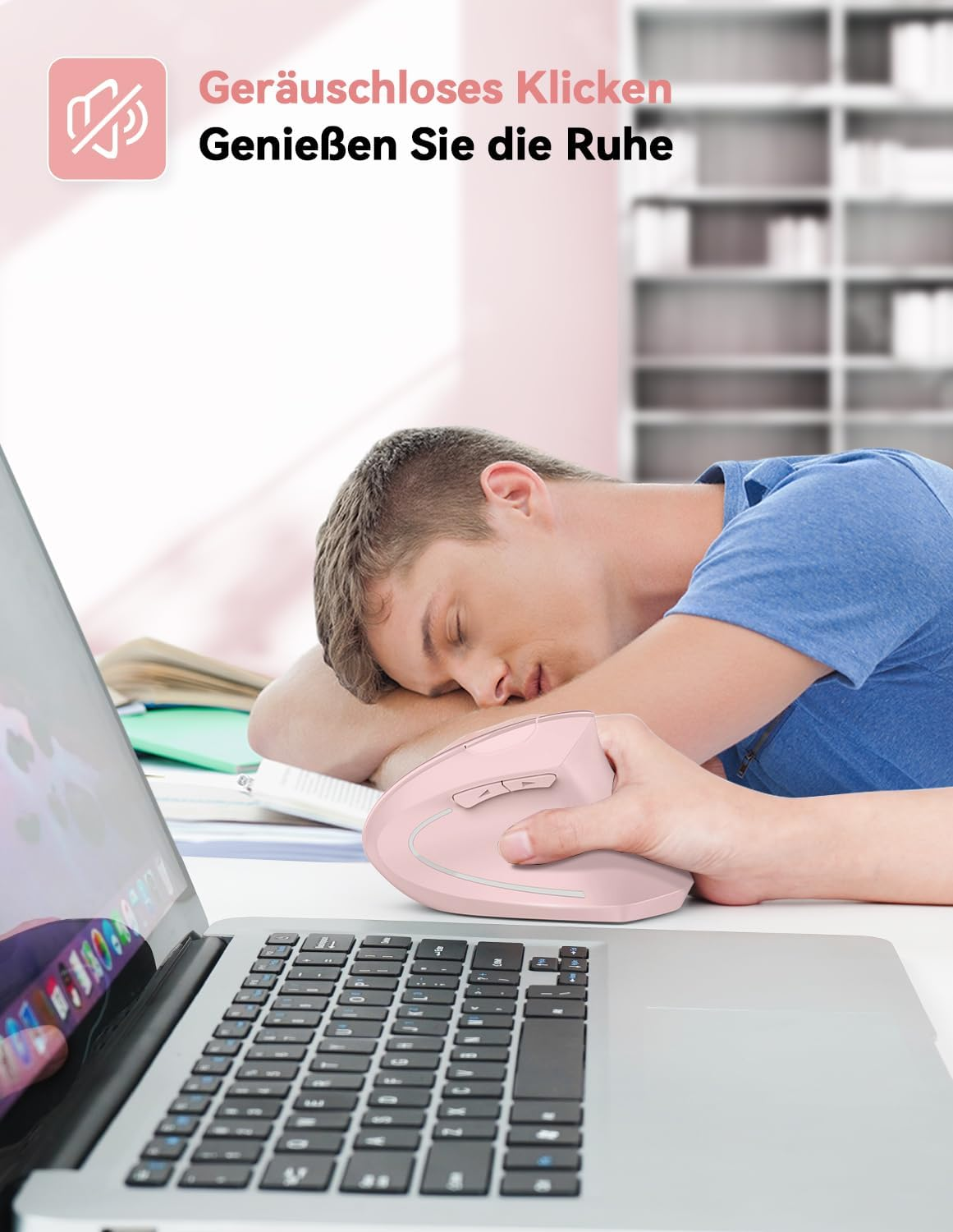 Ein Mann stützt seinen Kopf auf den Arm an einem Schreibtisch. Eine rosa Maus wird in seiner Hand gehalten. Ein Laptop ist vor ihm geöffnet.