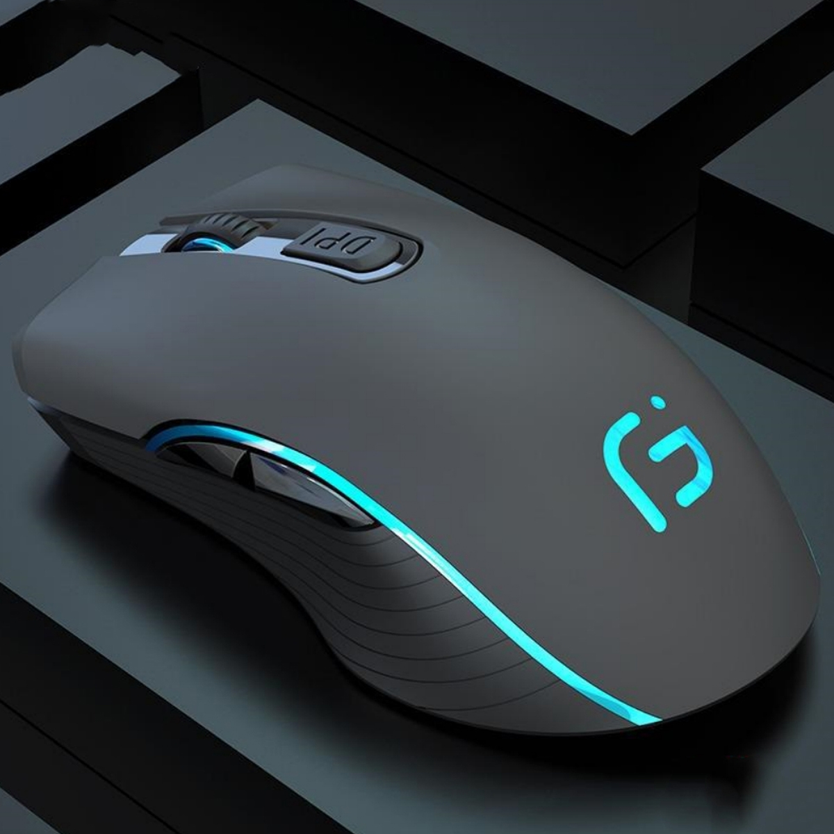 Eine graue kabellose Maus mit blauen LED-Akzenten und einem Logo. Sie liegt auf einer dunklen Oberfläche mit geometrischen Mustern.